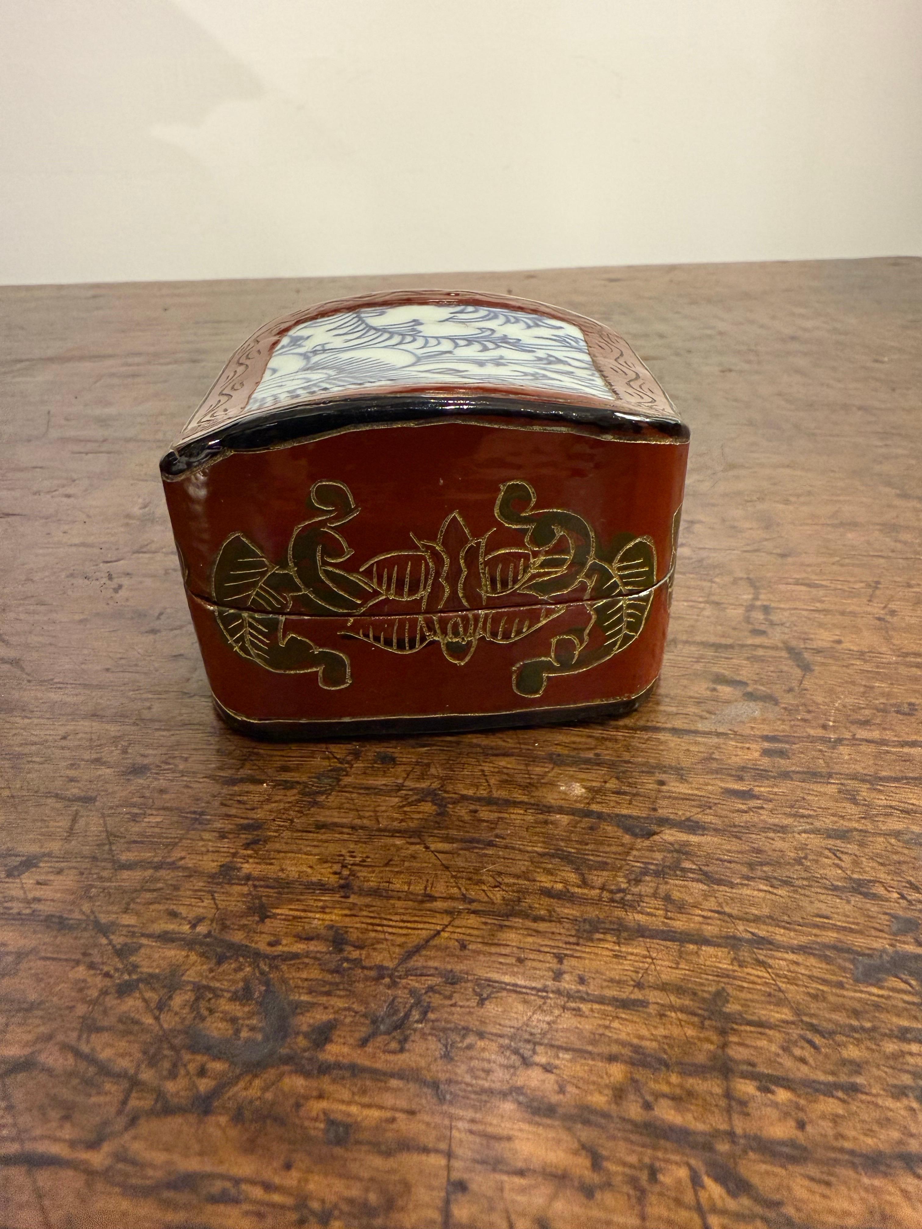 Two Chinese Red Lacquered Lidded Boxes with Blue and White Insert, 20th Century For Sale 5