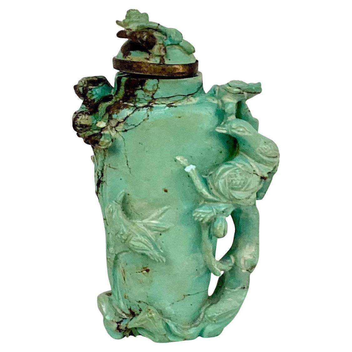 Due tabacchiere cinesi in turchese intagliato del XIX secolo. Le bottiglie sono di piccole dimensioni e hanno tappi di turchese collegati a lunghi e piccoli cucchiai di metallo. Uno ha una superficie liscia con un bordo metallico intorno al tappo,