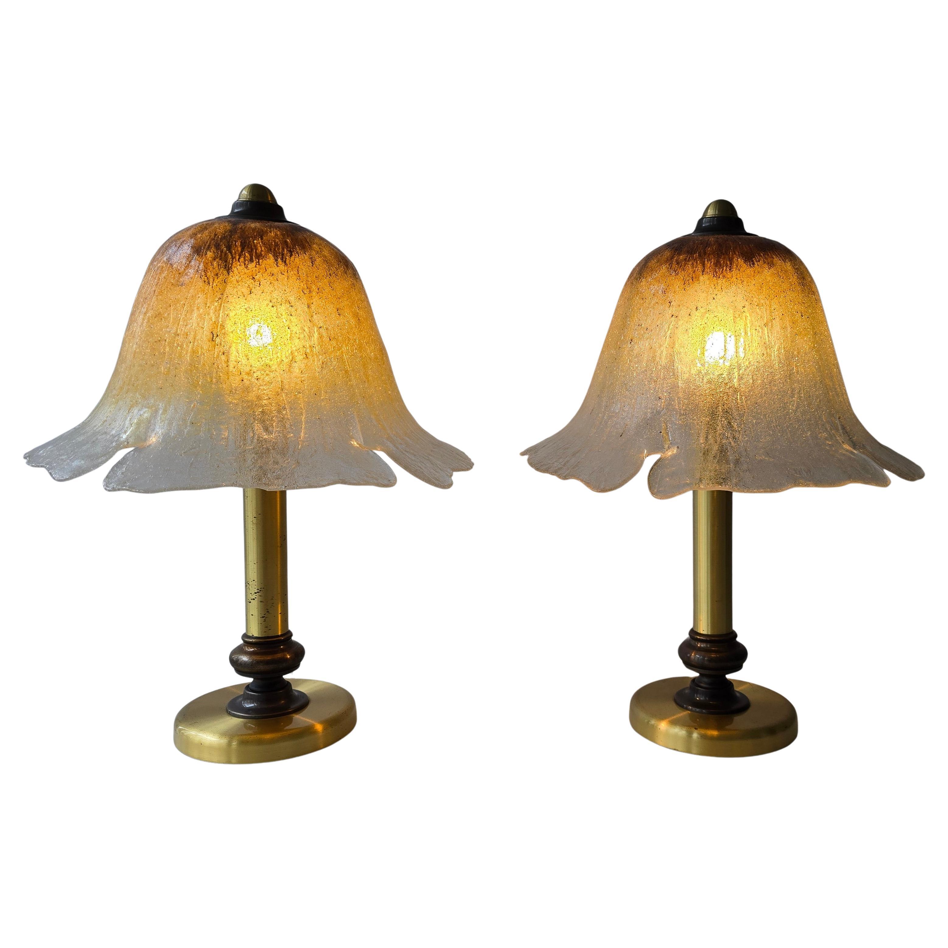 Zwei schöne Tischlampen in klassischer und natürlicher Pilzform. Hergestellt von der deutschen Firma Peill & Putzler.

Die Lampe hat einen Messingfuß, der den Lampenschirm aus dickem, schwerem Glas trägt, das wie Eis aussieht. Der untere Teil des