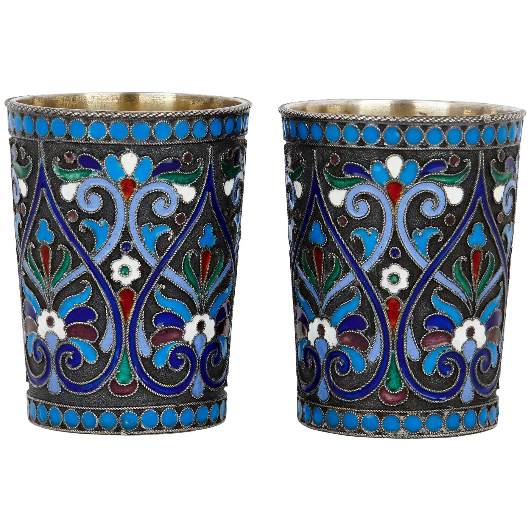 Deux tasses à boire russes en émail cloisonné et en argent en vente