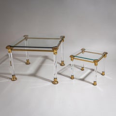 Dos mesitas de centro de plexiglás y latón, probablemente de Italia, finales del siglo XX