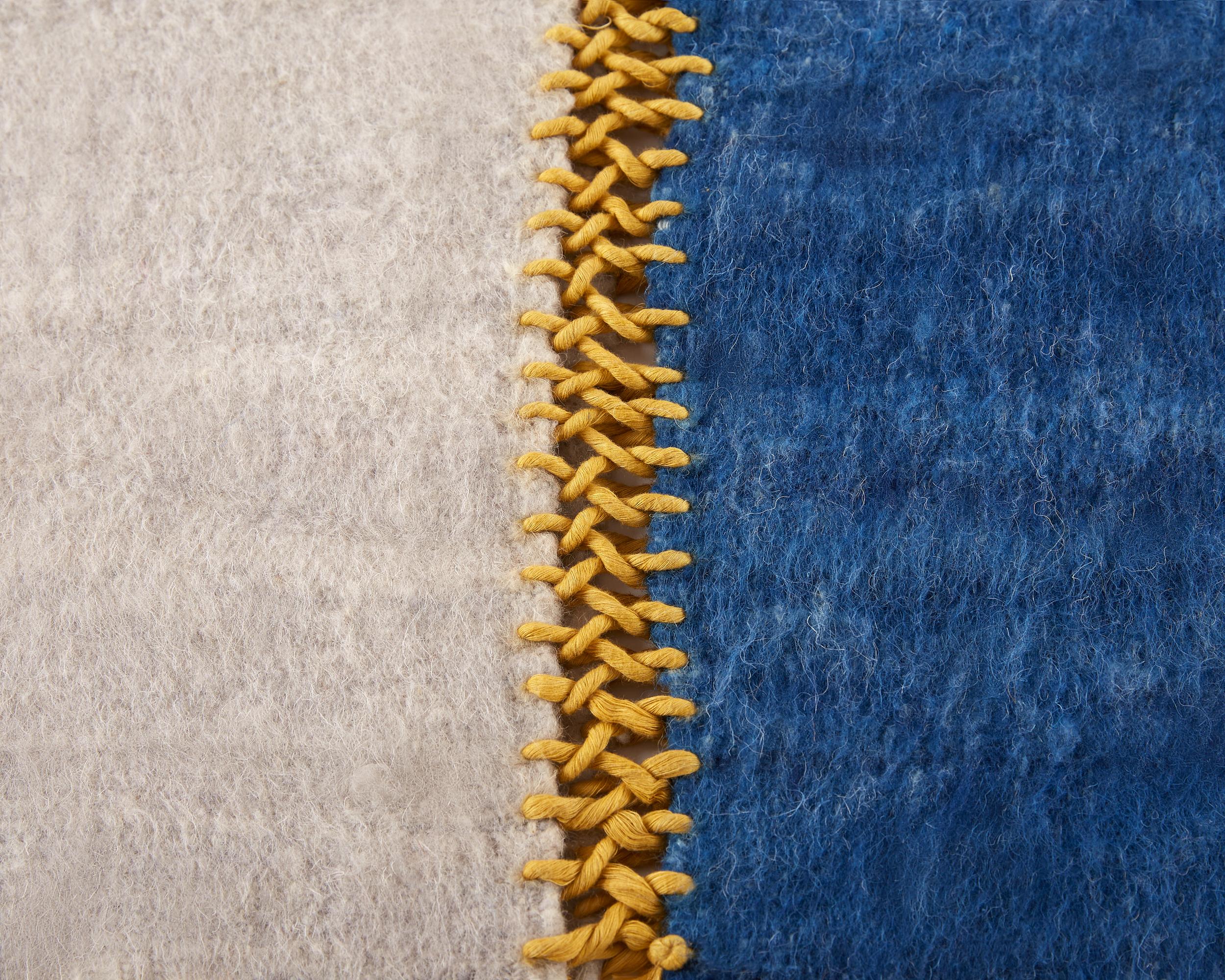 Die Two Color Wool Blanket ist Teil unserer neuesten Homeware-Kollektion. Es wird auf einem handwerklichen Bodenwebstuhl aus Baumwolle und natürlicher Wolle aus Momostenango, Guatemala, hergestellt. Jede Farbe wird von Hand gefärbt. Es ist ein