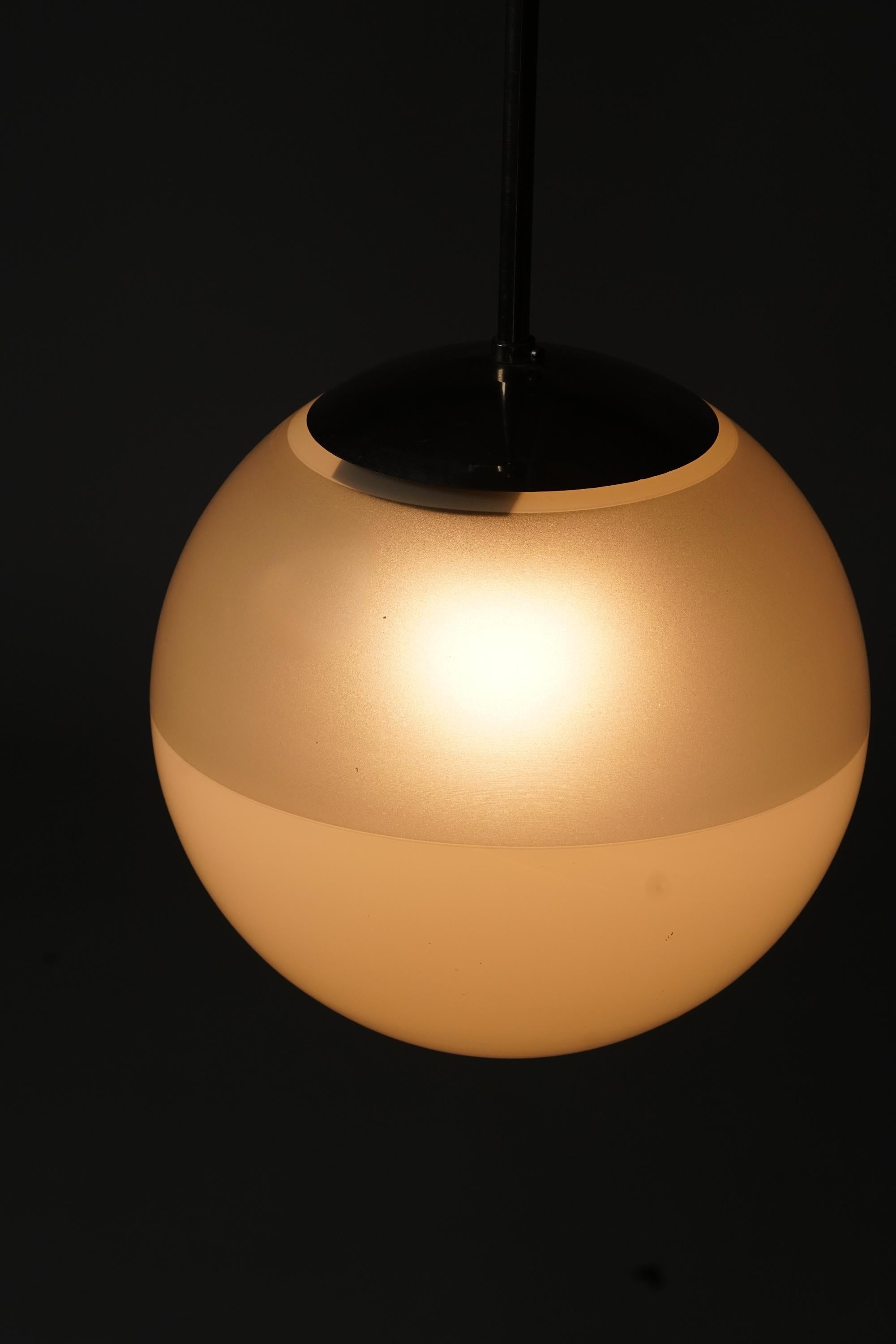 Scandinavo moderno Due pendenti in vetro colorato e metallo, Paavo Tynell, 1930/1940 in vendita