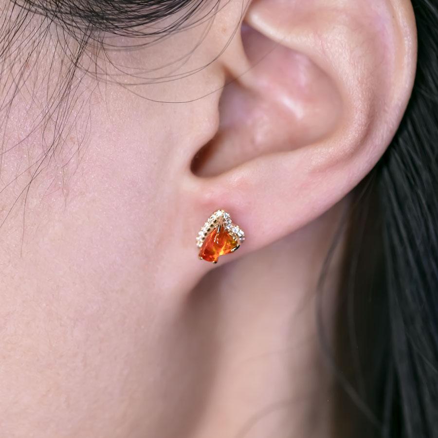 Arts and Crafts Clous d'oreilles en or jaune 18 carats avec opale de feu deux couleurs et halo de diamants en vente