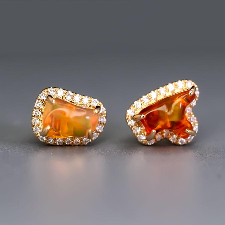 Taille brillant Clous d'oreilles en or jaune 18 carats avec opale de feu deux couleurs et halo de diamants en vente