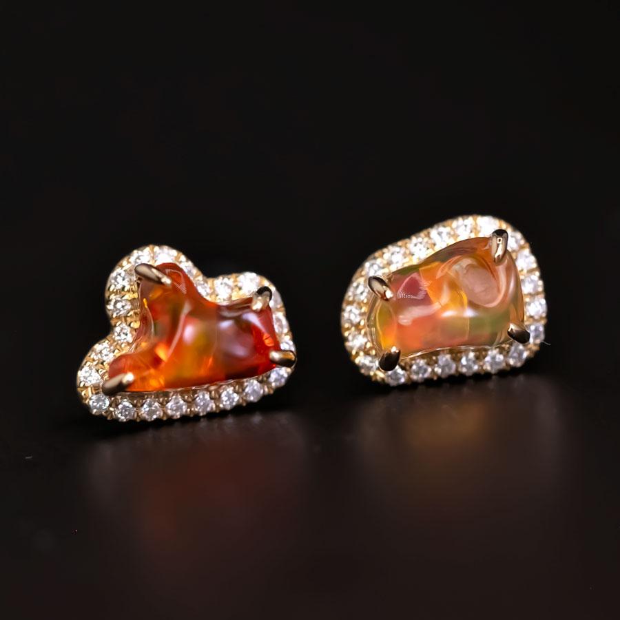 Clous d'oreilles en or jaune 18 carats avec opale de feu deux couleurs et halo de diamants Neuf - En vente à Suwanee, GA