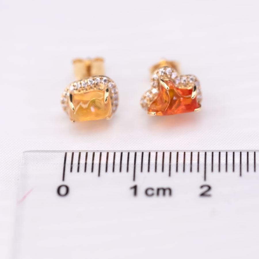 Clous d'oreilles en or jaune 18 carats avec opale de feu deux couleurs et halo de diamants Unisexe en vente