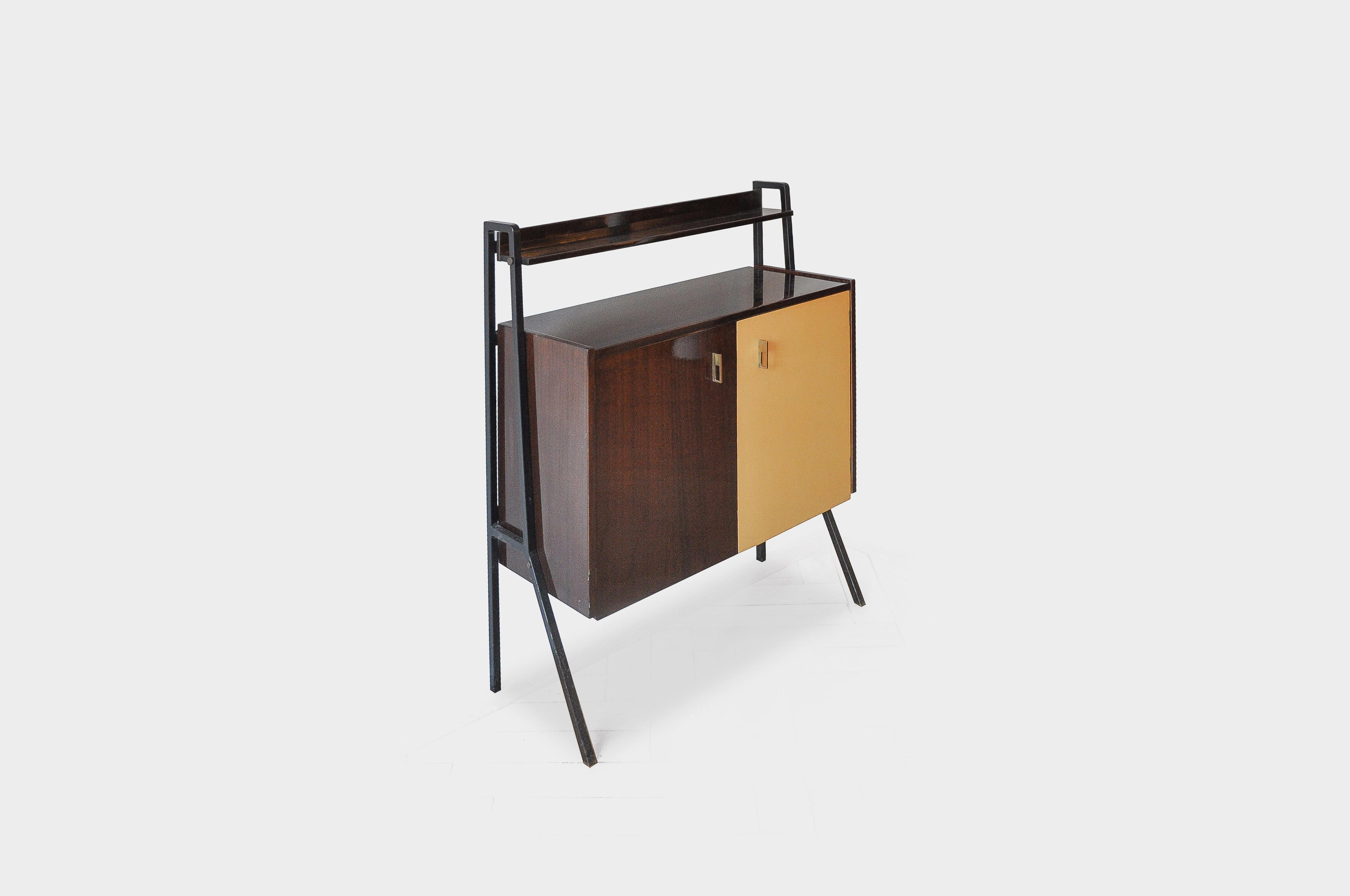 Two-colored Italian bar furniture from the 1960s, in the style of Gio Ponti. Mirrored interior with illuminated minibar, interesting brass door handles and a body of high-gloss varnished rosewood veneer. The frame is made of black square steel and