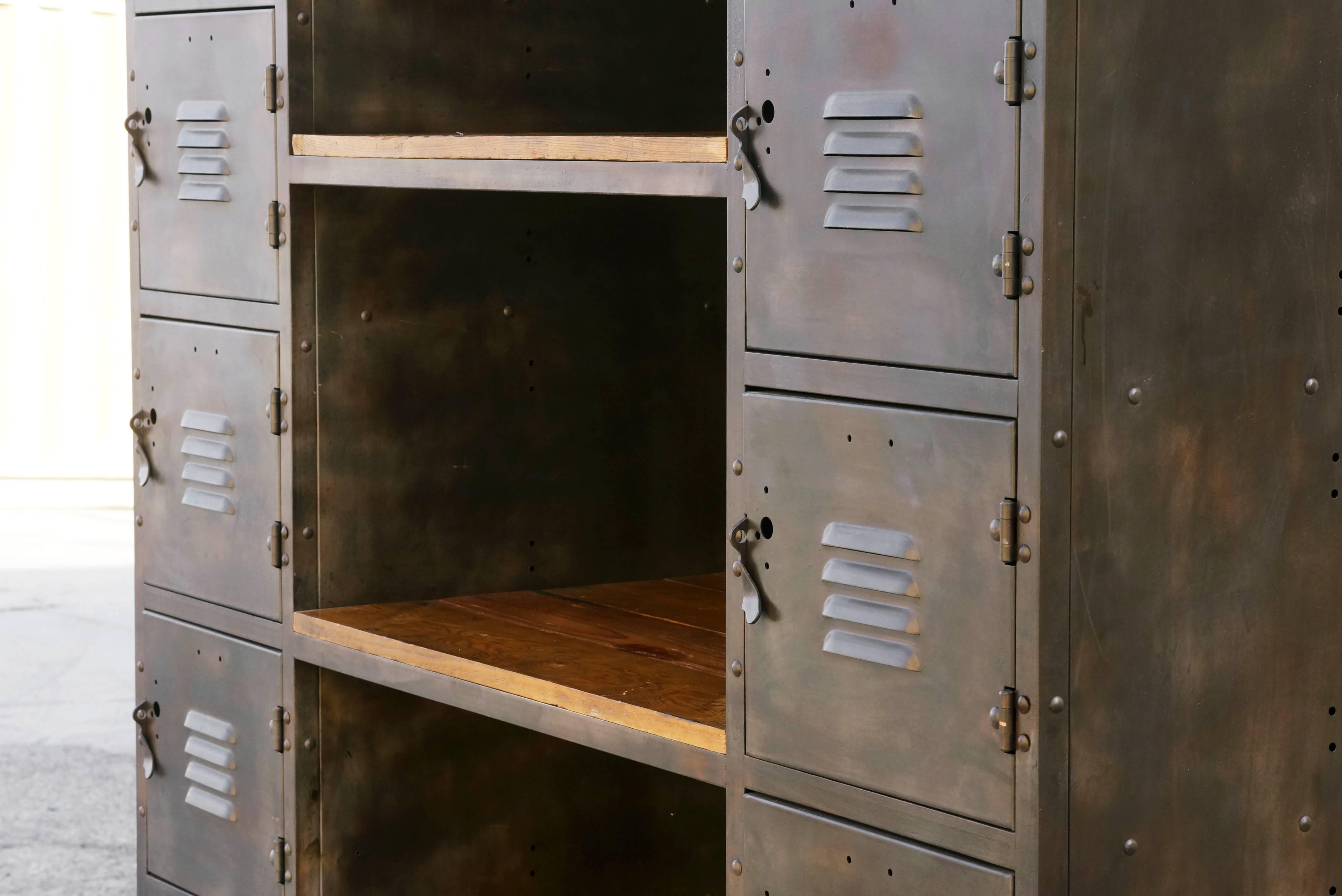 Preciosa taquilla y estantería de dos columnas. Nuestra unidad personalizada presenta una pátina de acero grabado al ácido y madera de granero recuperada. Construido con 12 cubos con cerradura y cuatro estantes. Rueda sobre ruedas. 

Esta pieza