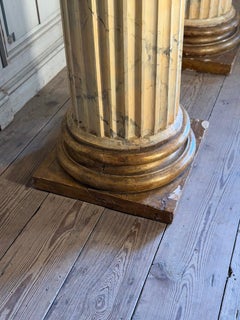 deux colonnes et quatre demi-colonnes cannelées, bois sculpté et faux marbre, 18e