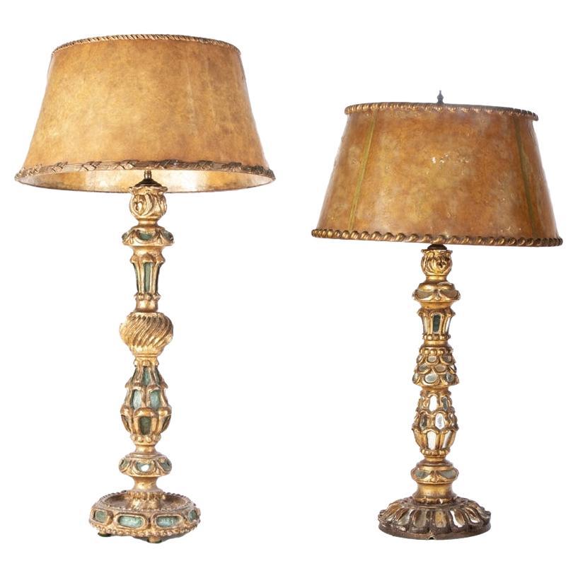 Dos Lámparas de Mesa Compatibles Talladas en Madera y Decoradas con Espejos en venta