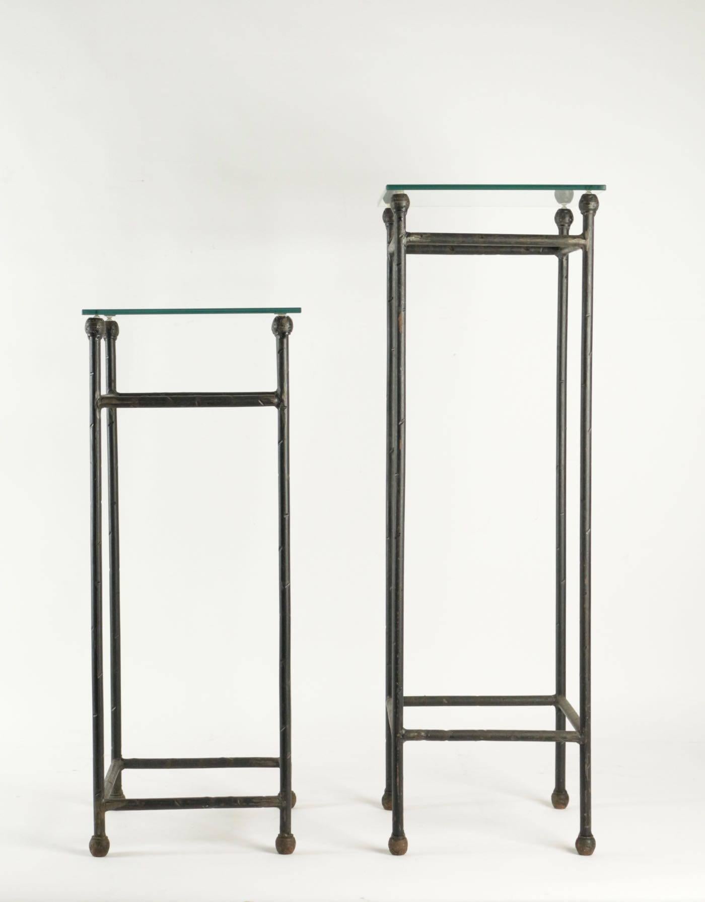 Deux consoles en fer forgé sous verre dans un style industriel 20ème siècle.
Mesures : H 93cm, L 30cm, P 30cm
H 76cm, L 30cm, P 30cm.