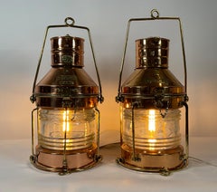Deux lanternes de bateau en cuivre et laiton