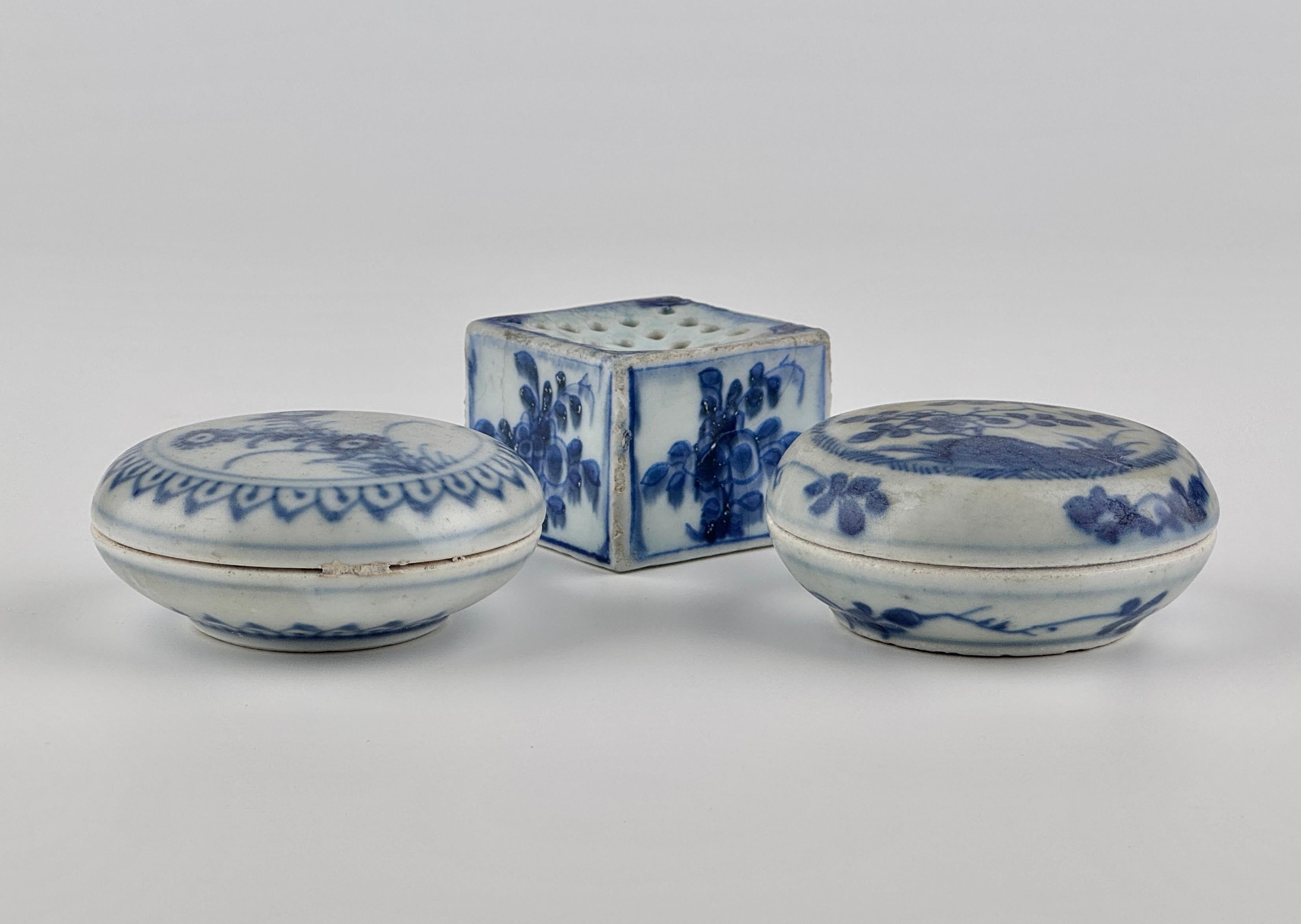 1. Boîte à cosmétiques ronde gauche : Forme circulaire avec couvercle bombé aplati, les couvercles avec un médaillon de fleurs stylisées simples entourées de bordures à lamelles stylisées.

2. Boîte à cosmétiques droite : ornée d'une scène détaillée