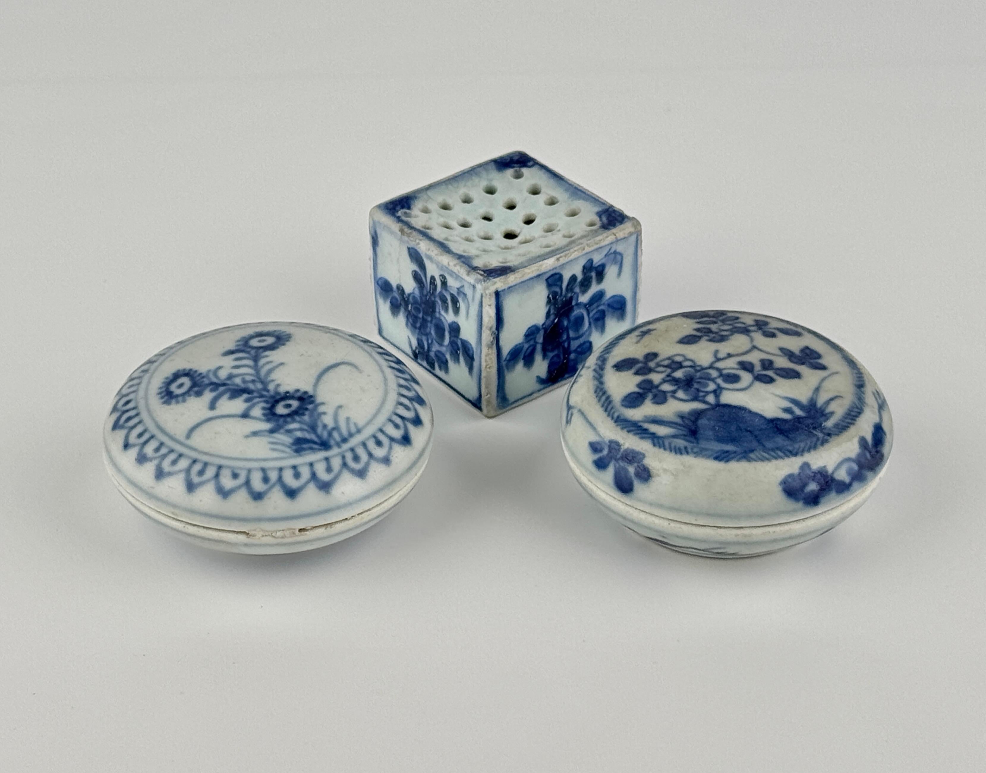 Vietnamien Deux boîtes à cosmétiques et une boîte carrée provenant d'un navire de Mau, Dynastie Qing, époque Yongzheng en vente