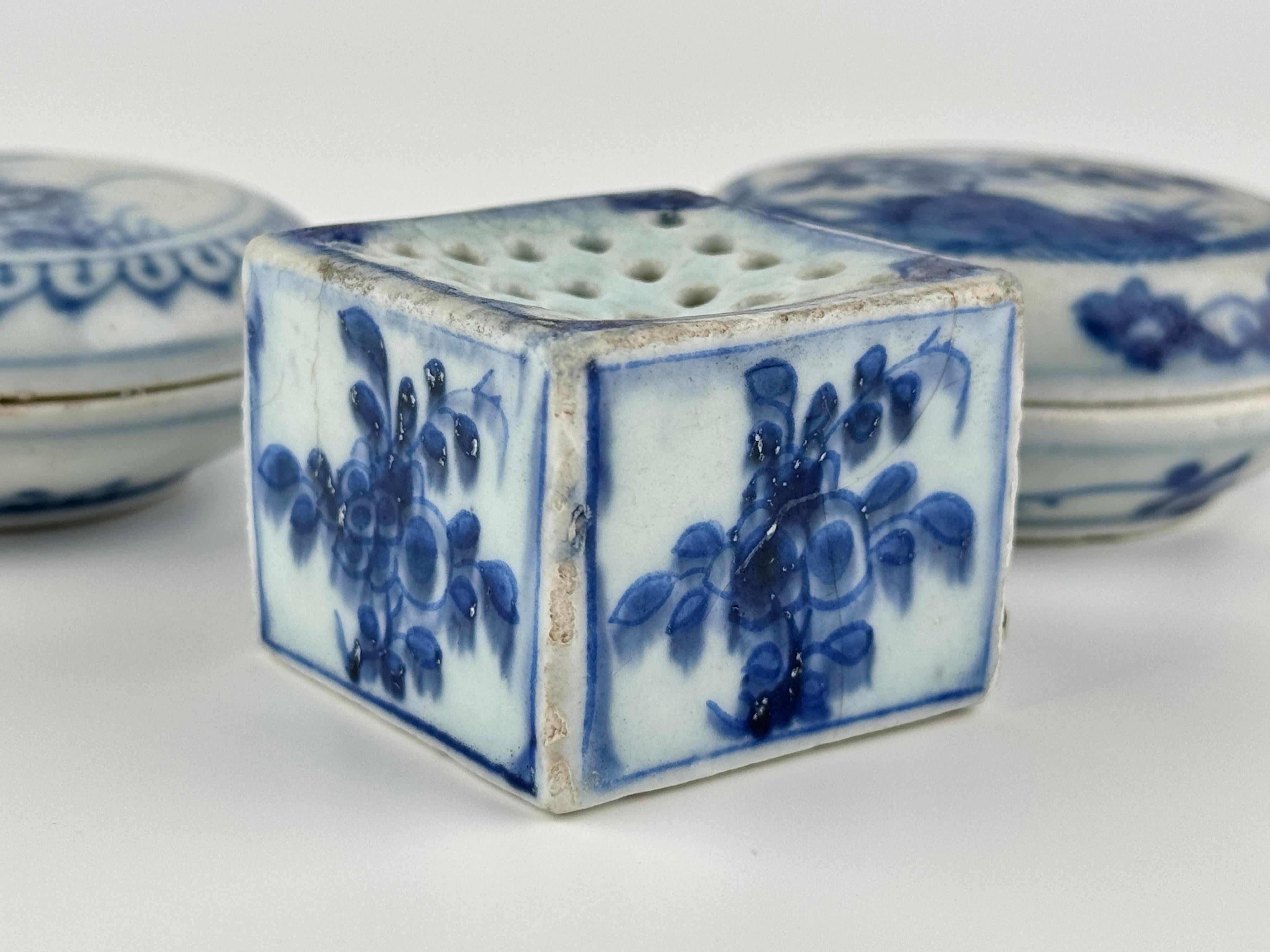 XVIIIe siècle Deux boîtes à cosmétiques et une boîte carrée provenant d'un navire de Mau, Dynastie Qing, époque Yongzheng en vente