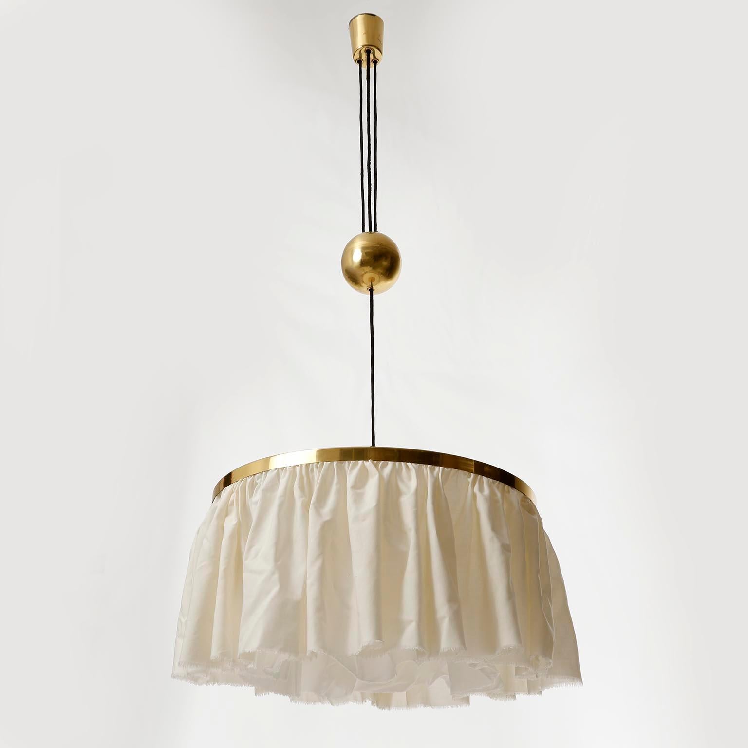 One of two height adjustable brass counter balance pendant lamps by J.T. Kalmar manufactured in midcentury in 1950s.
The design is attributed to Adolf Loos or Josef Frank. Both as well as Josef Hoffmann used this kind of lamps for their interior