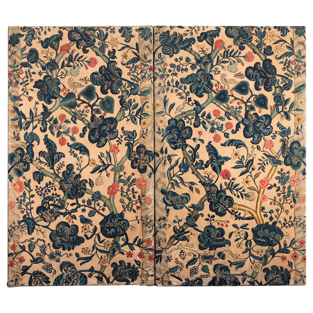 Zwei Crewelwork-Tafeln, spätes 17. Jahrhundert im Angebot