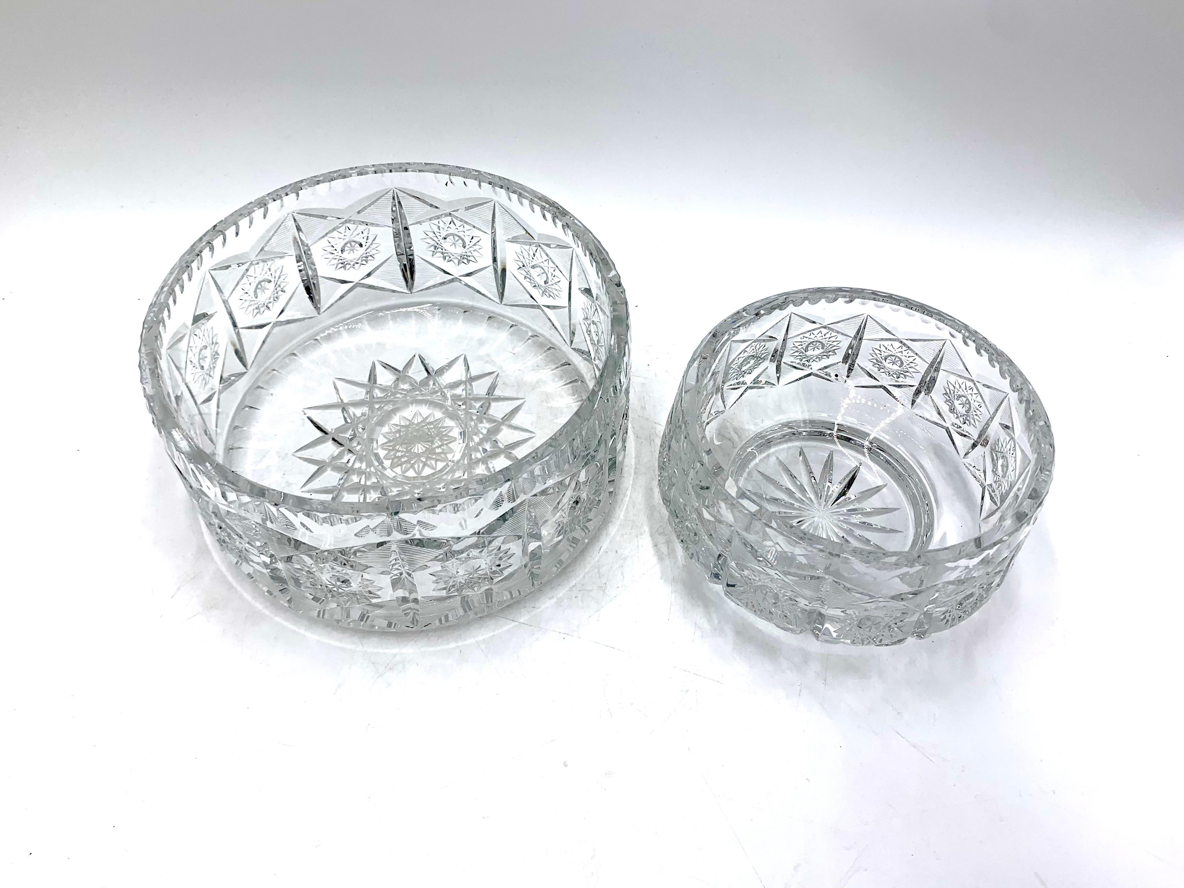 Two crystal clear decorative bowls with carvings.
Produced in Poland in 1950s.
Very good condition without damage.
bigger bowl : height : 10cm diameter : 20cm.
smaller bowl : height : 9cm diameter 14cm.