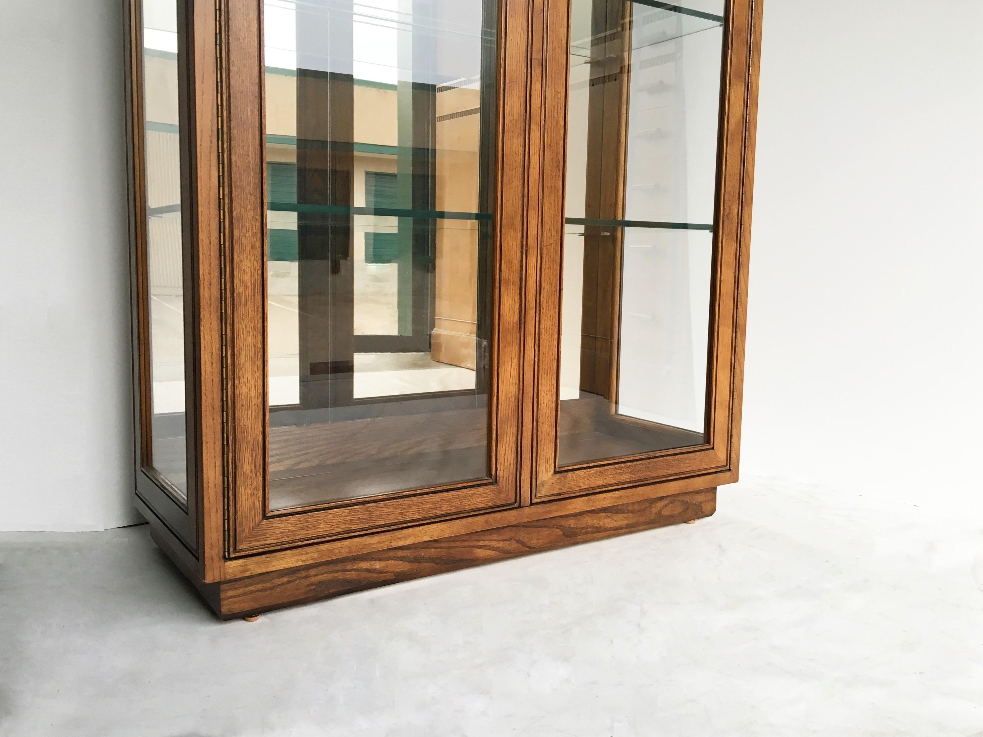 Two Curio Display Cabinets by Henredon In Good Condition In Dallas, TX