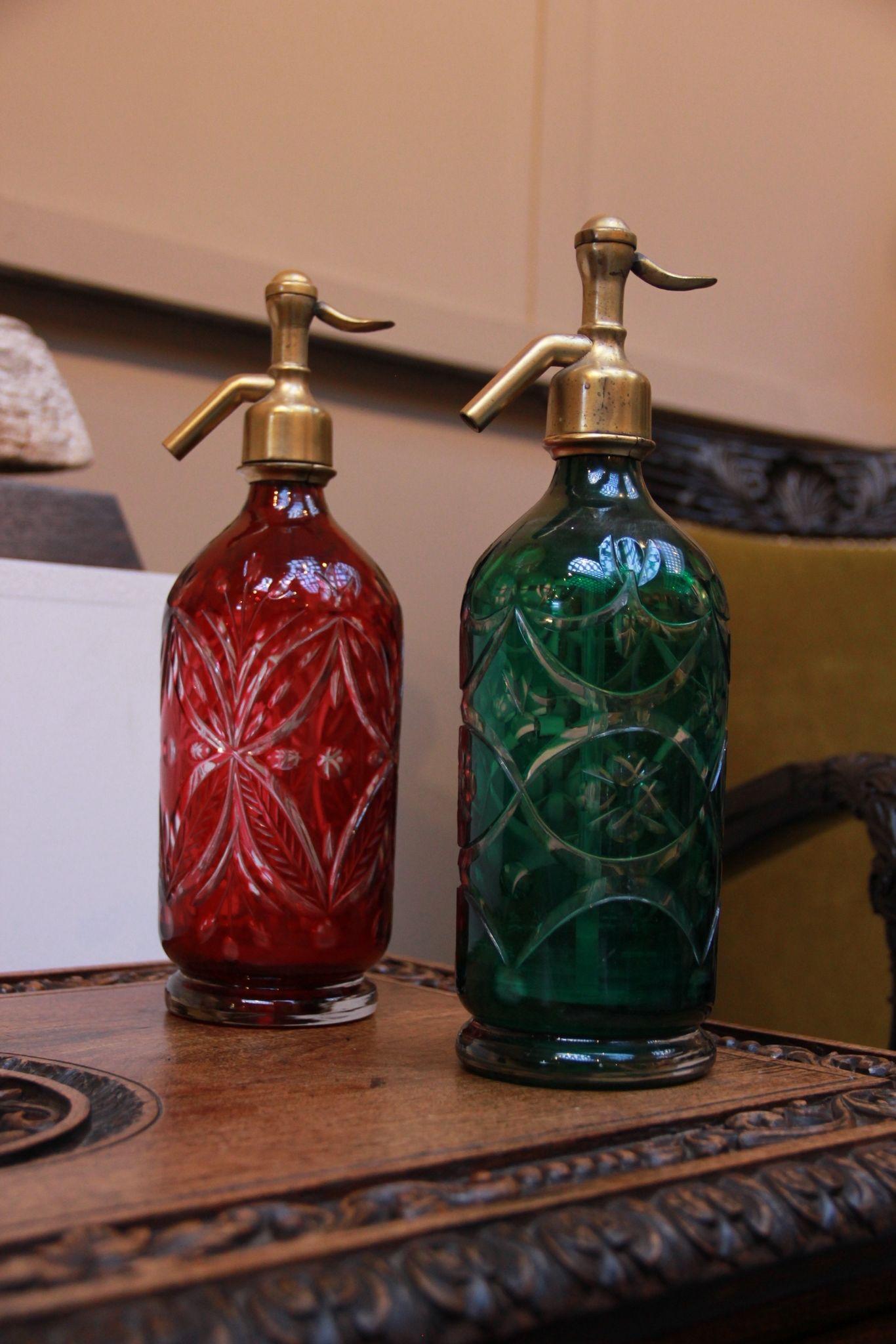 Deux siphons à soda en verre taillé, l'un clignotant en rouge et l'autre en vert, français, vers 1890.

provenance The Keith Skeel Collectional Lot 254 Lyon and Turnbull 1st June 2007.

30cm par 10cm par 10cm

