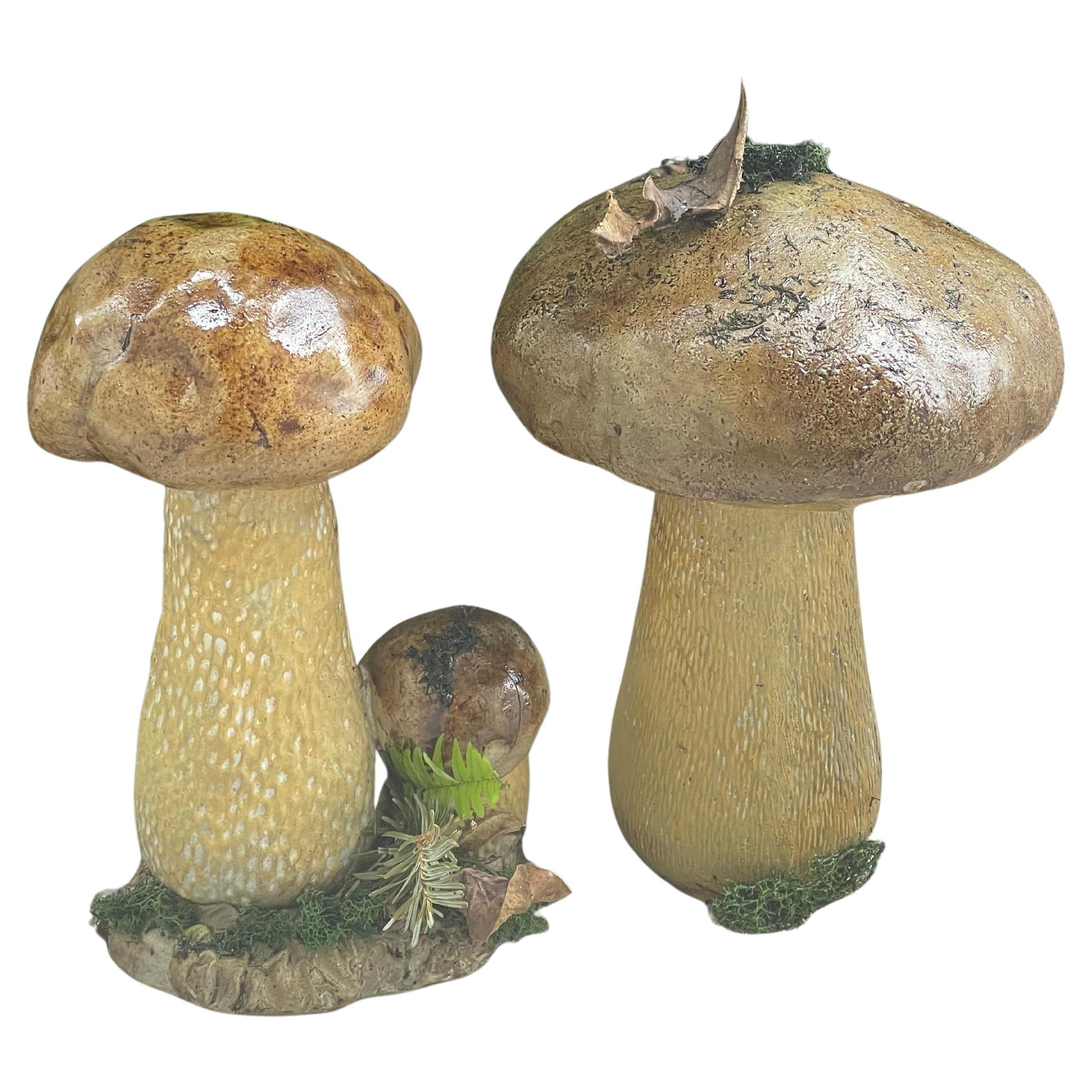 Due simpatici funghi Boletus in cemento per ornamenti da giardino