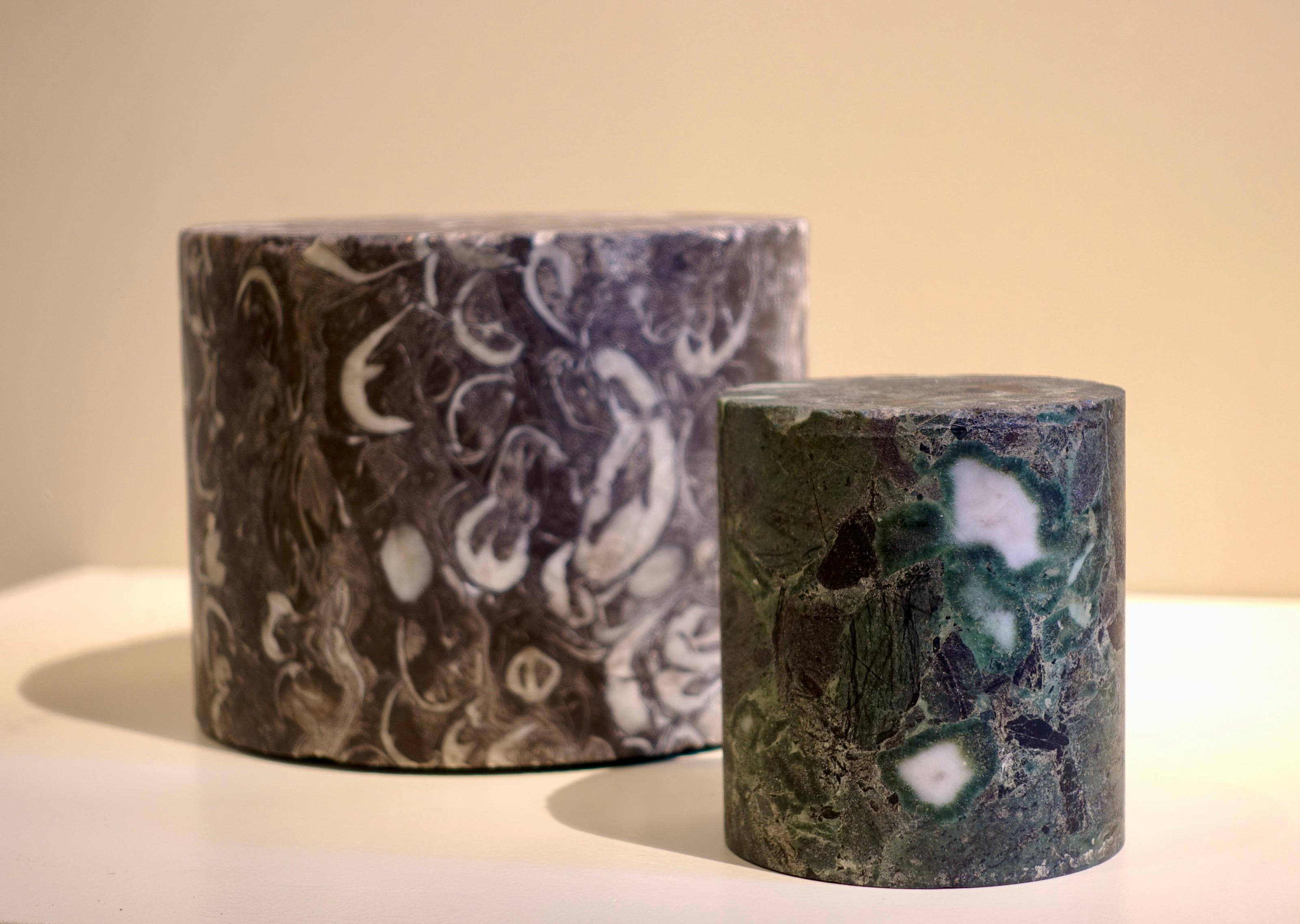 Two cylindrical colored marble specimens - Lumachella and verde antico
19th century

Lumachella orientale cylindrical specimen
Diameter 14 cm; High 12 cm
Lumachella orientale is a richly colored marble highly esteemed since antiquity. Its name,
