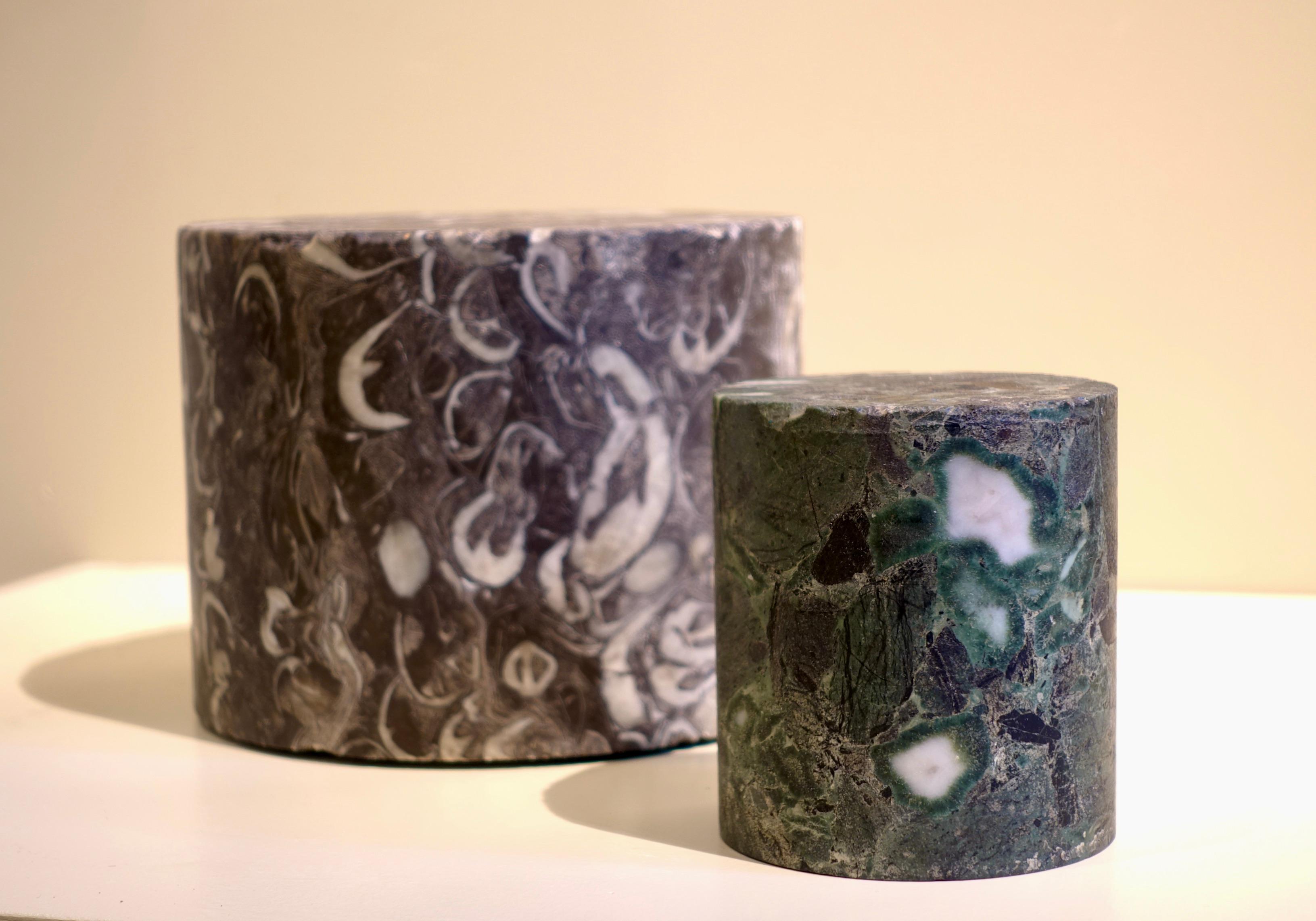 Modern Two cylindrical colored marble specimens - Lumachella and verde antico