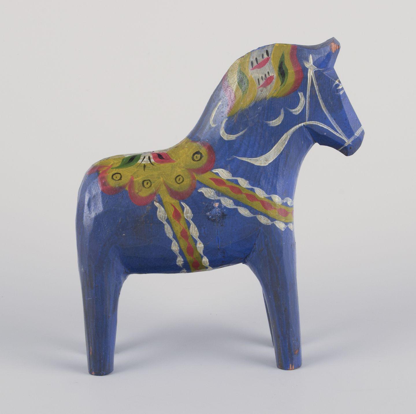 Two Dala horses. Hand-painted with floral motifs on a blue background. Folk art. In Good Condition For Sale In København, Copenhagen