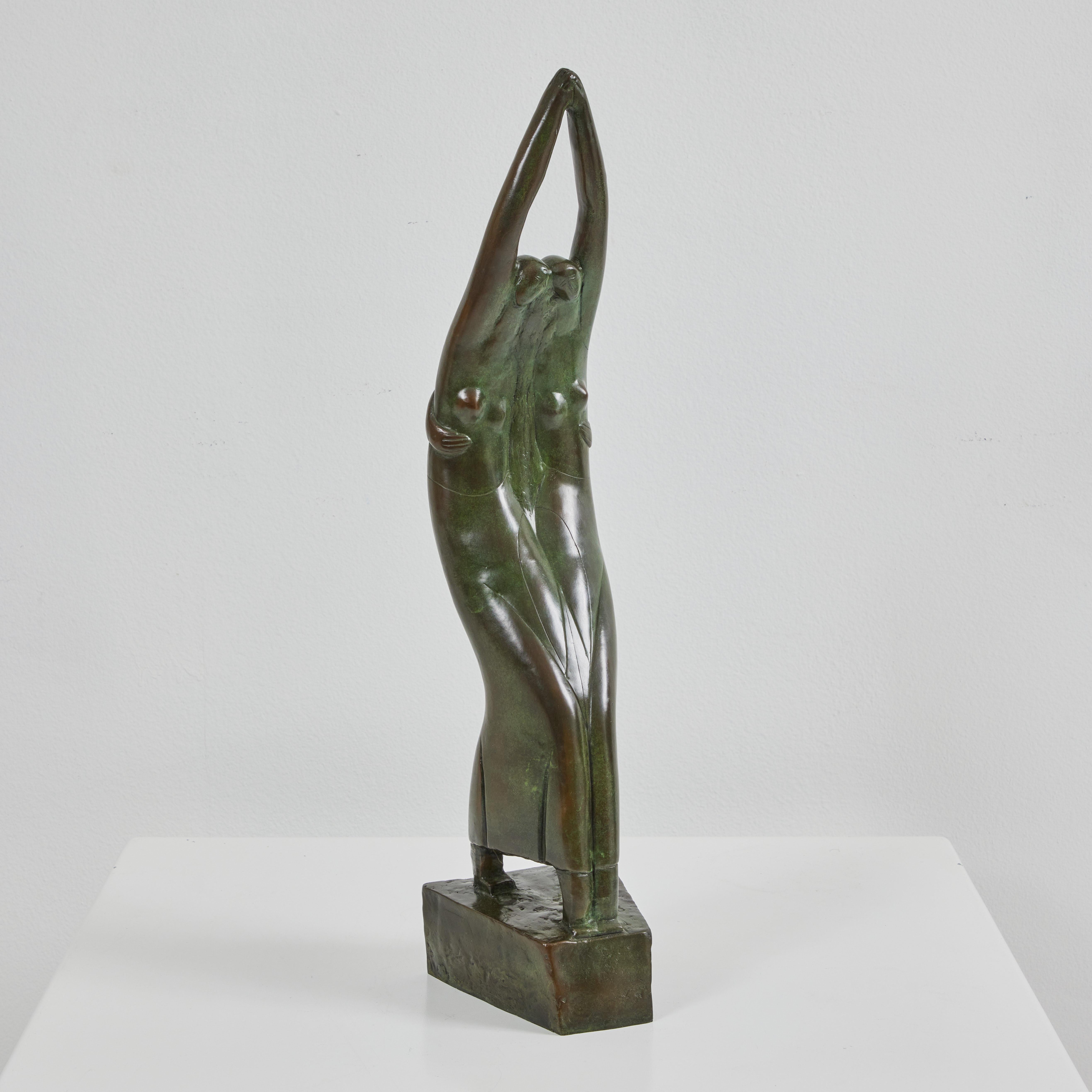 Diese exquisite Bronzestatue von Chana Orloff stellt zwei ineinander verschlungene Tänzerinnen dar. Sie ist auf der Oberseite des Bronzesockels von Orloff signiert und auf der Rückseite des Sockels mit dem Stempel der Gießerei 