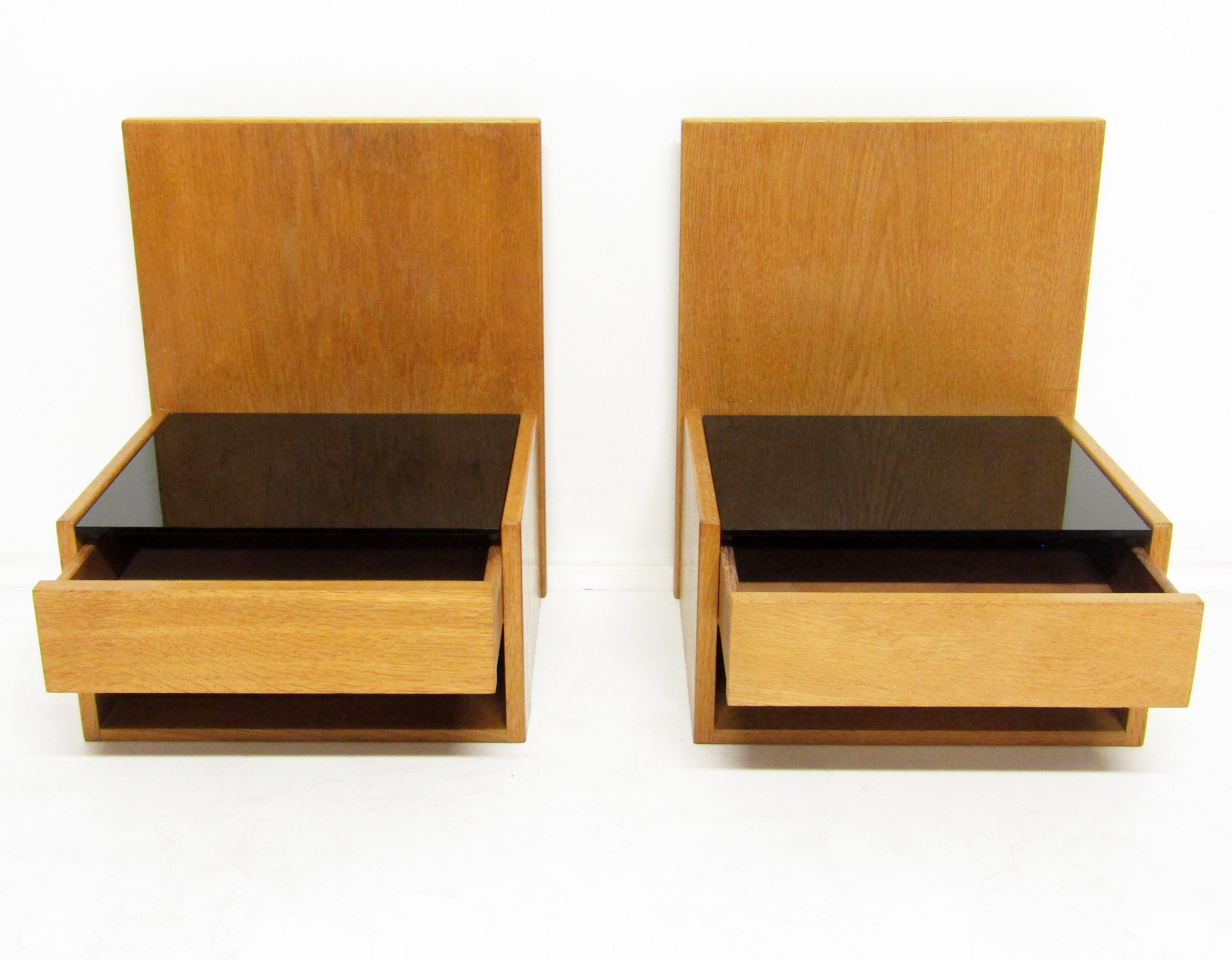 Two Danish 1960s Floating Bedside Nightstands in Oak and Glass by Hans Wegner In Good Condition In Shepperton, Surrey