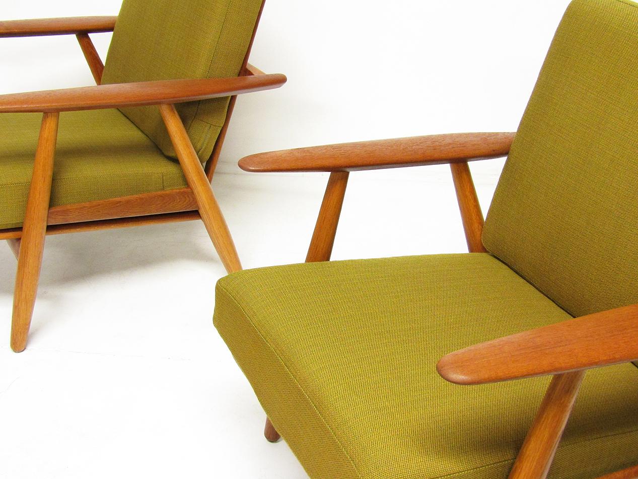 Two Danish 1960s GE-240 Cigar Chairs by Hans Wegner for GETAMA In Good Condition In Shepperton, Surrey