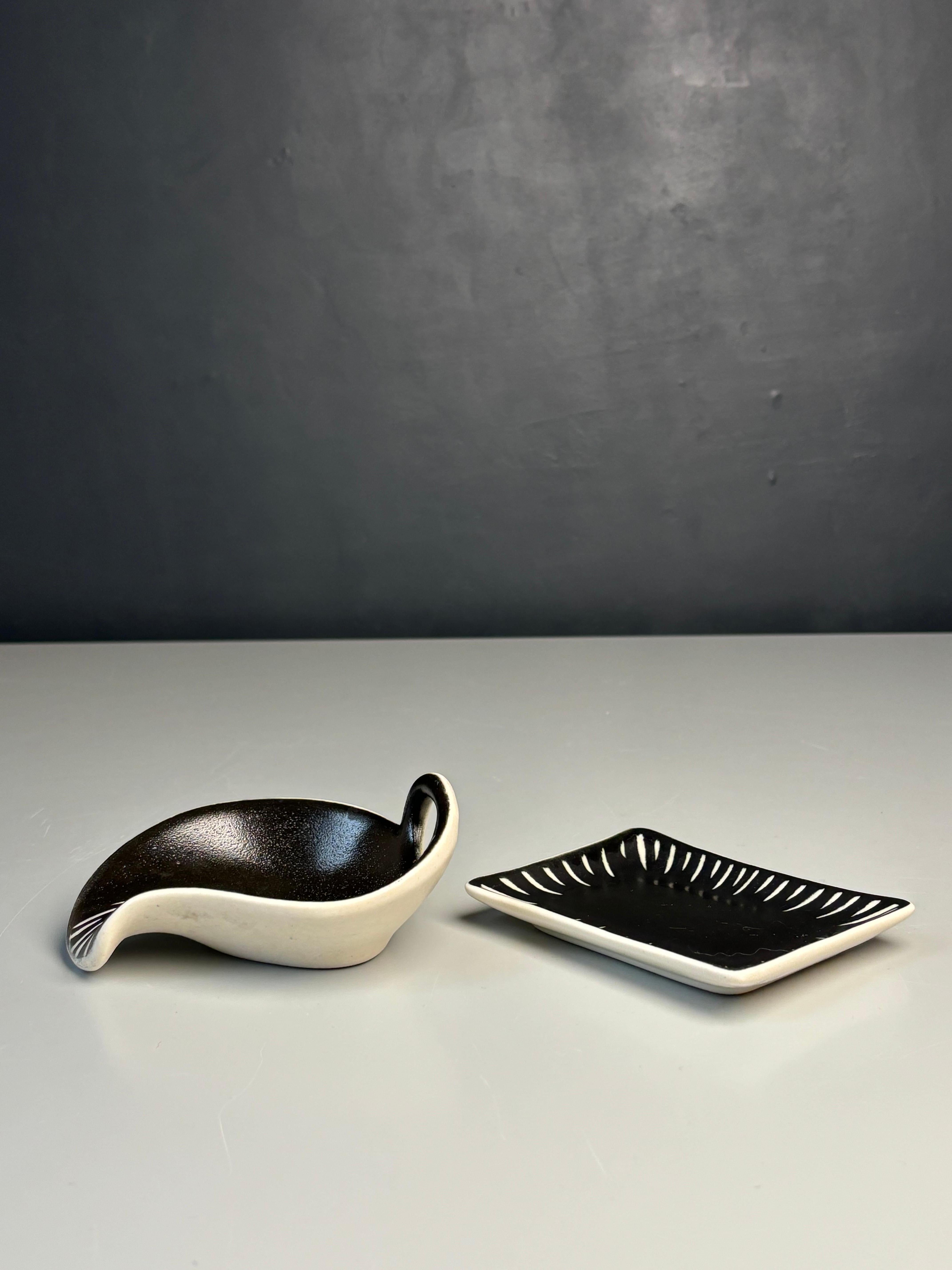 Mid-Century moderno Set di videopoche danesi Aksini in bianco e nero in vendita
