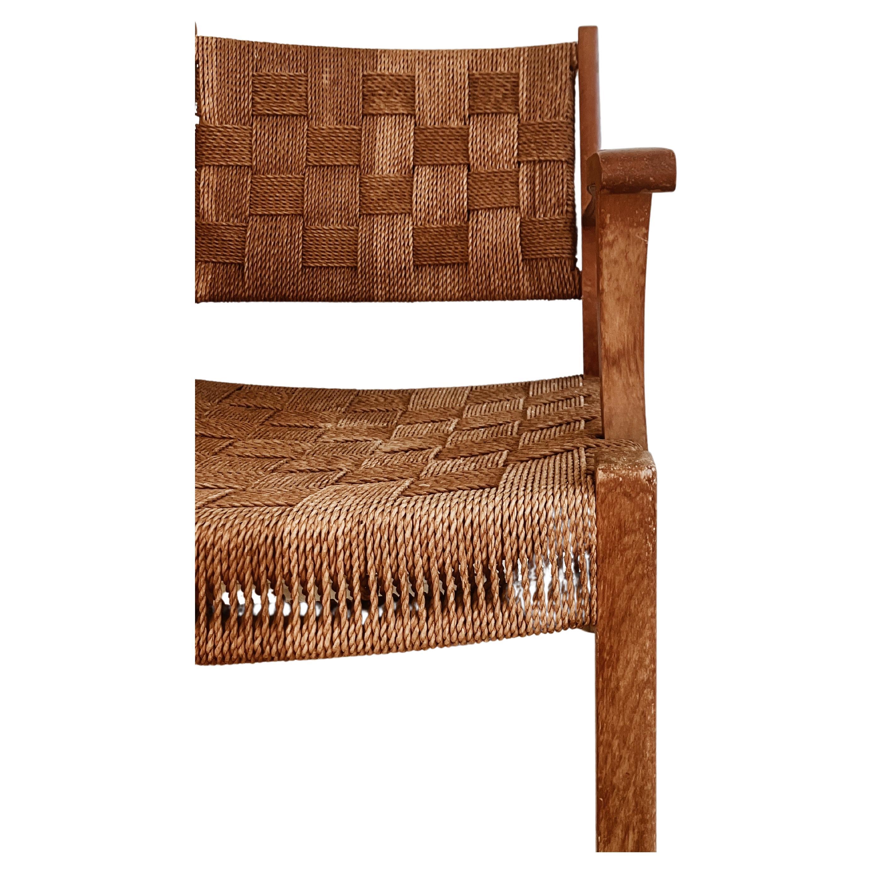 Dos sillones daneses de haya teñida con mimbre en el respaldo y el asiento.

Las sillas son aproximadamente de los años 40 y están en muy buen estado teniendo en cuenta la edad. Frialdad de mediados de siglo.

Son del estilo de Frits Schlegel y Karl