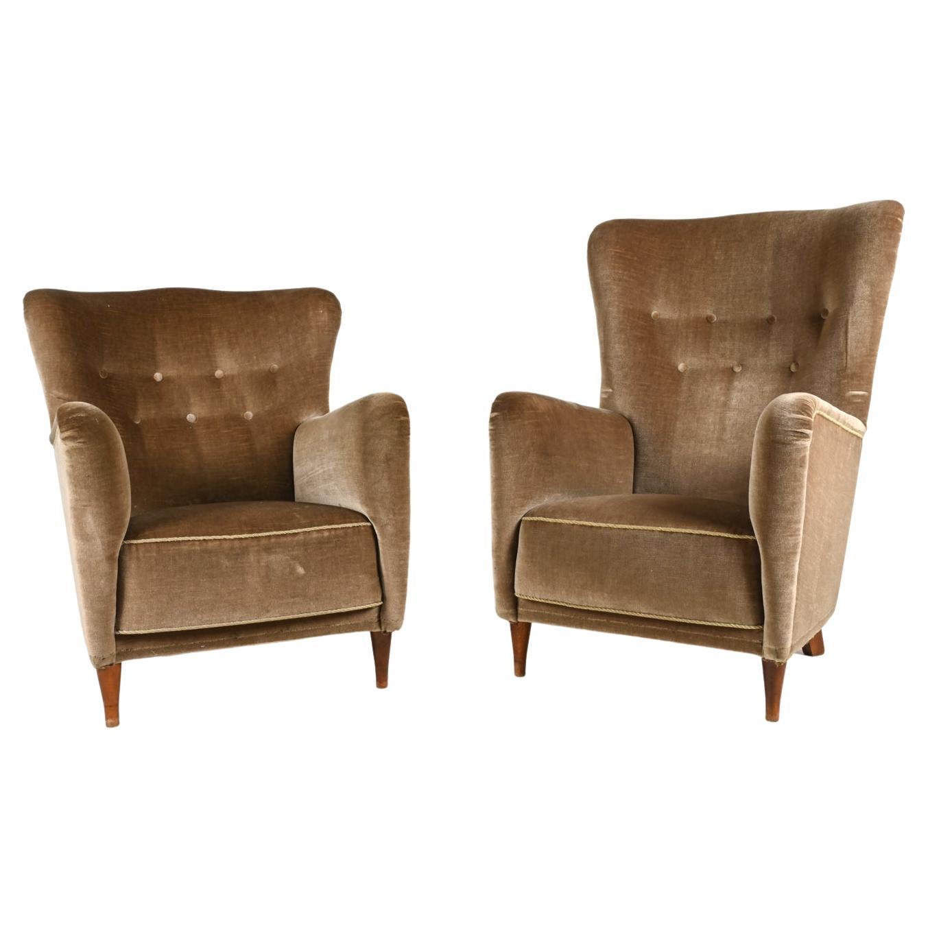 Deux fauteuils danois, à la manière de Frits Henningsen, des années 1950