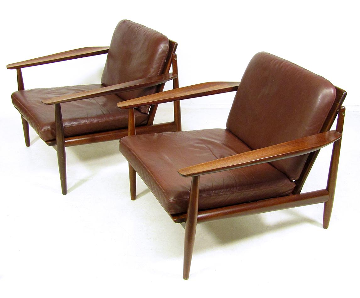 Scandinavian Modern Two Danish Lounge Chairs in Mahogany and Leather by Arne Vodder