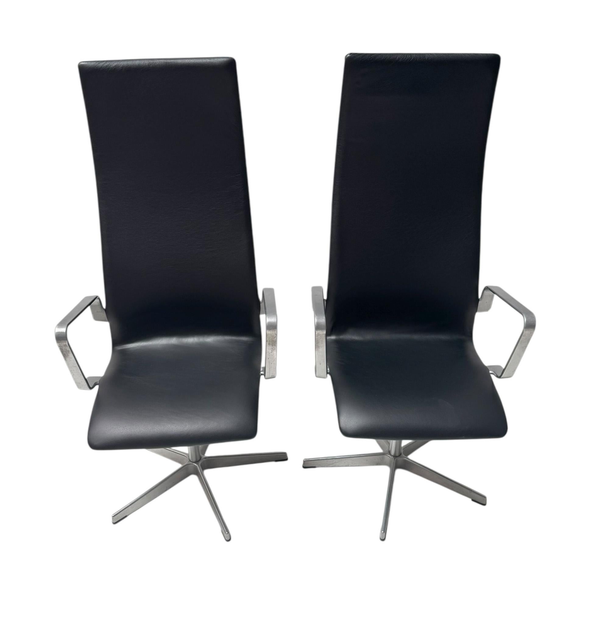 Stunning and elegant pair of Danish Modern highback Oxford lounge chairs.
Design by Arne Jacobsen for Fritz Hansen.
Striking Danish design originally from the 1960s but this pair is manufactured in 2004!
Five-point aluminum base and armrests with