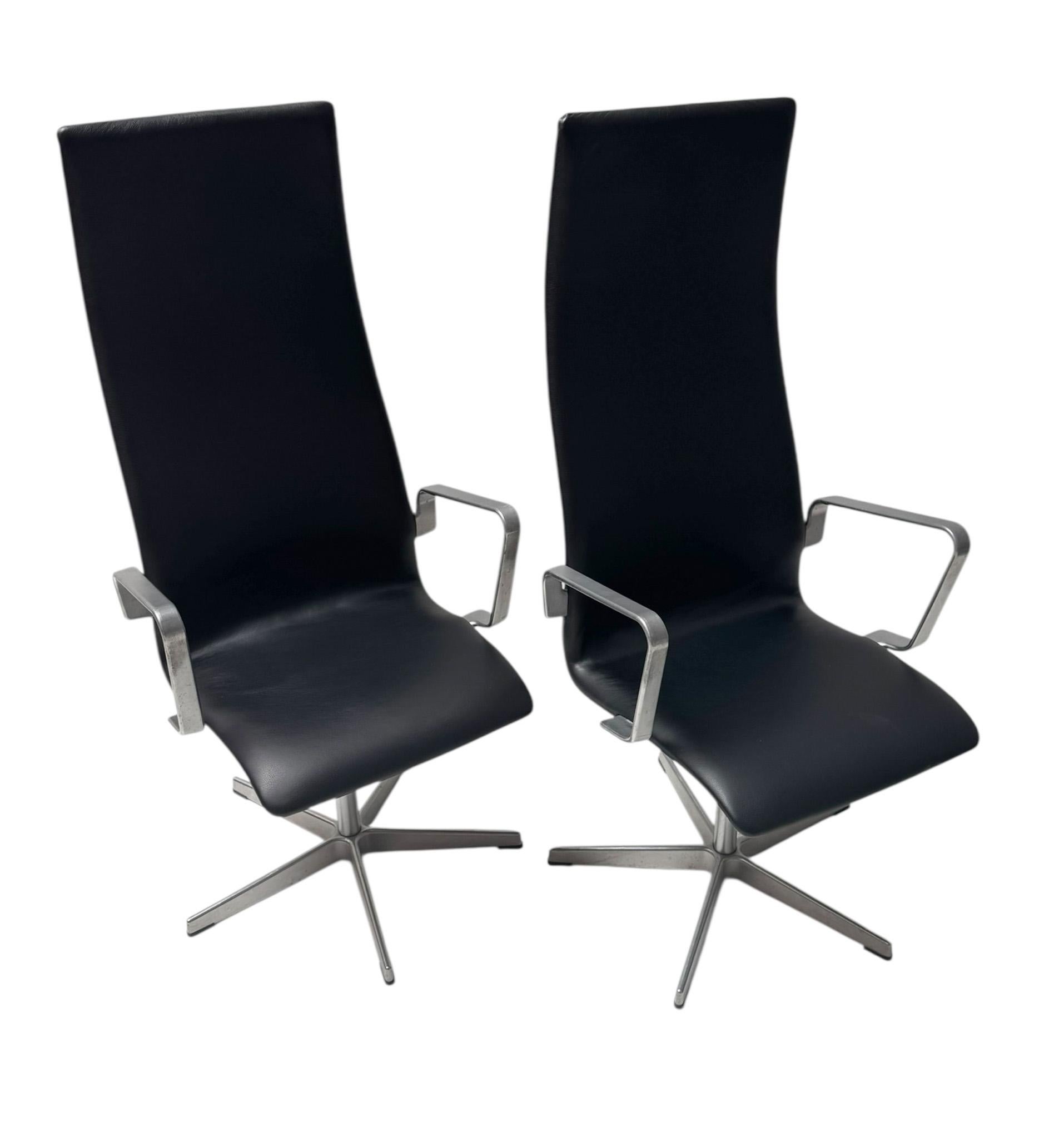 Two Danish Modern Highback Oxford Chairs by Arne Jacobsen for Fritz Hansen, 2004 In Good Condition For Sale In Amsterdam, NL