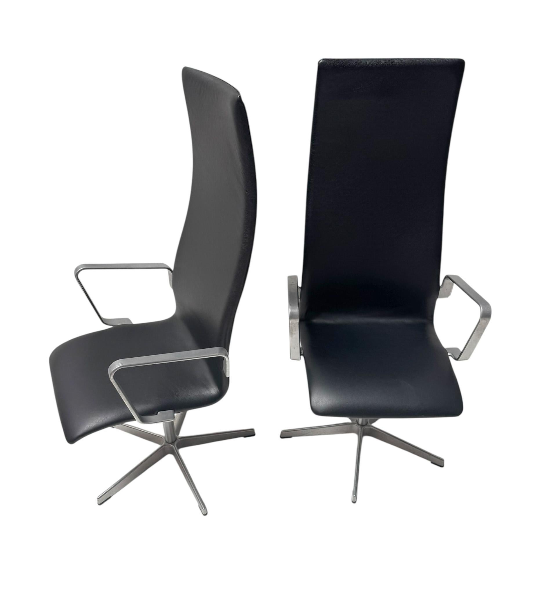 Two Danish Modern Highback Oxford Chairs by Arne Jacobsen for Fritz Hansen, 2004 For Sale 1