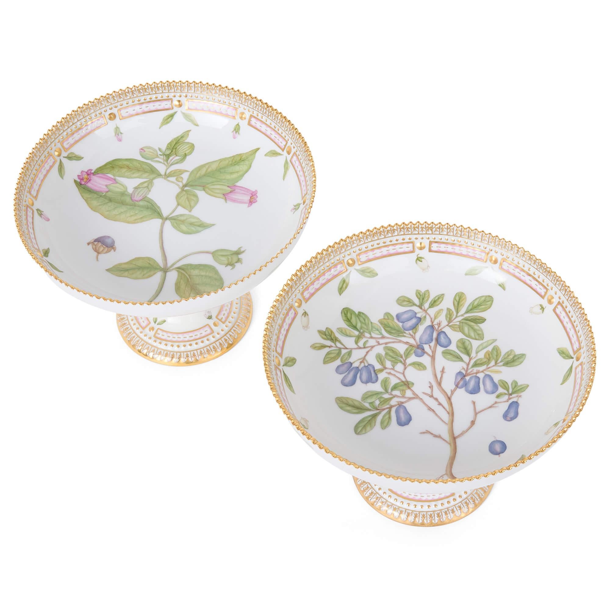 Zwei dänische Porzellan Flora Danica Handbemalte Kompottständer Royal Copenhagen 
Dänisch, 20. Jahrhundert 
Höhe 14cm, Durchmesser 20cm

Diese außergewöhnlichen Kompottschalen gehören zu dem berühmten Porzellanservice Flora Danica, das von der