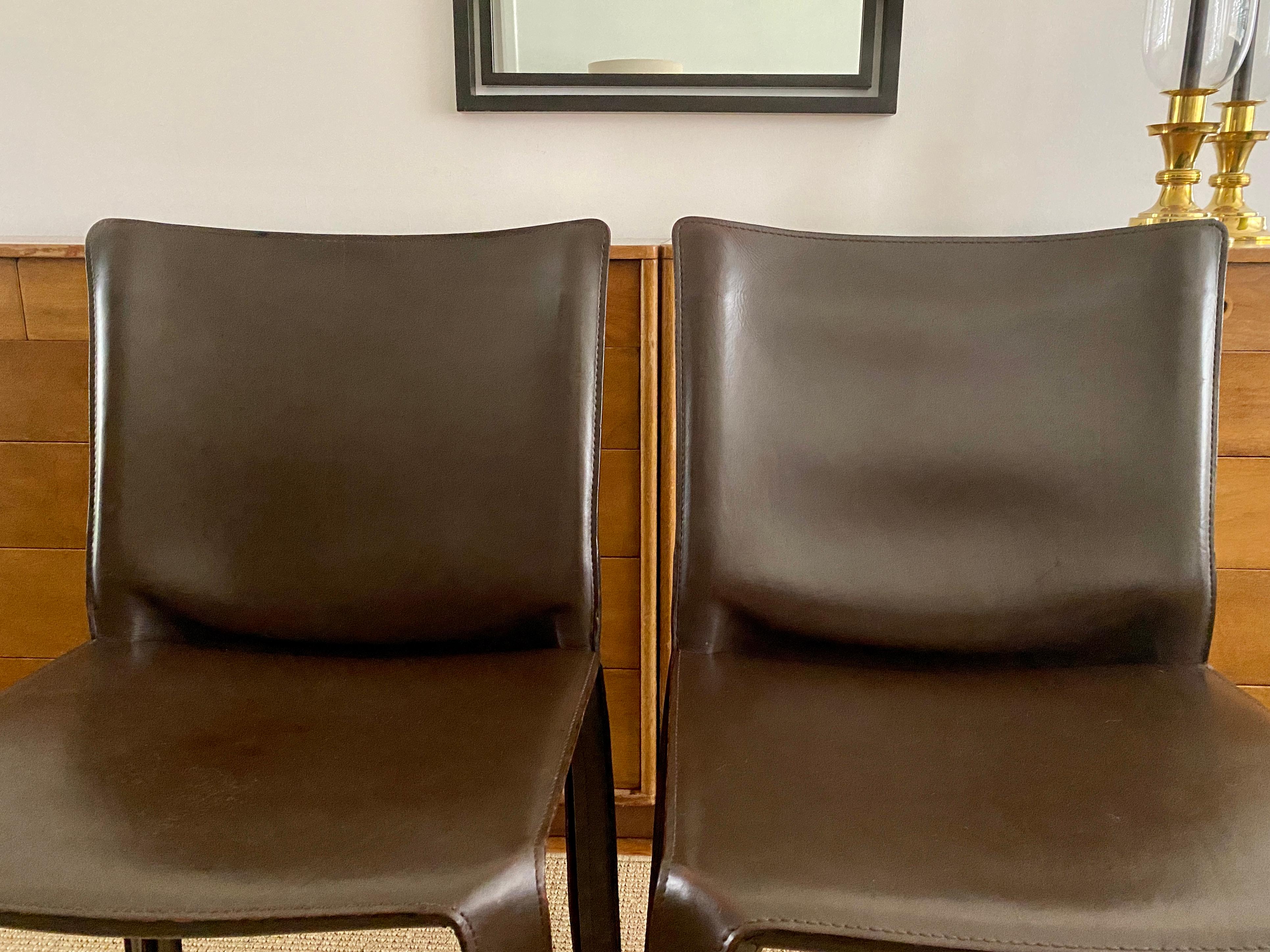 Zwei dunkelbraune CAB 412 Stühle Entworfen von Mario Bellini für Cassina (Ende des 20. Jahrhunderts) im Angebot