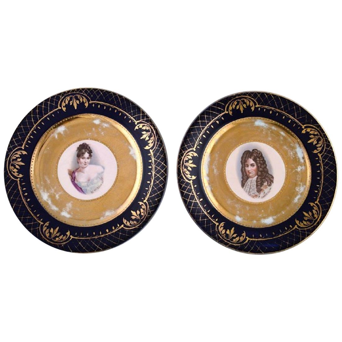 Zwei dekorative Teller aus handbemaltem Porzellan mit Golddekor:: um 1900