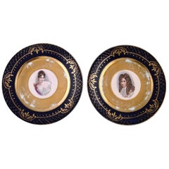 Deux assiettes décoratives en porcelaine peinte à la main et décorée à l'or:: vers 1900