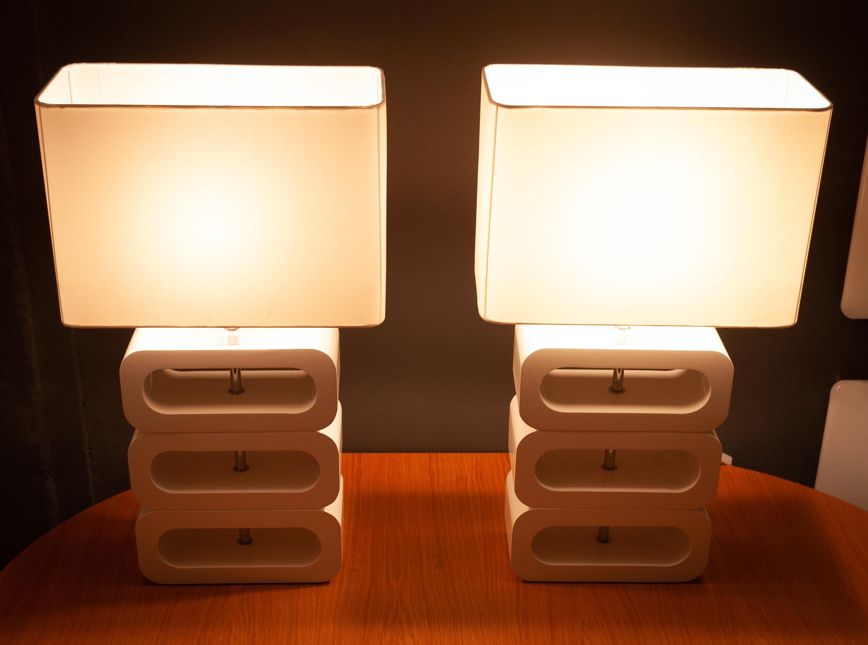 This Classic, timeless and oval white design lamp by Jan des Bouvrie fits effortlessly into any interior. The lamp has an exclusive look and is stylish light source in your house. Jan des Bouvrie is a well-known Dutch interior designer. Lamps are