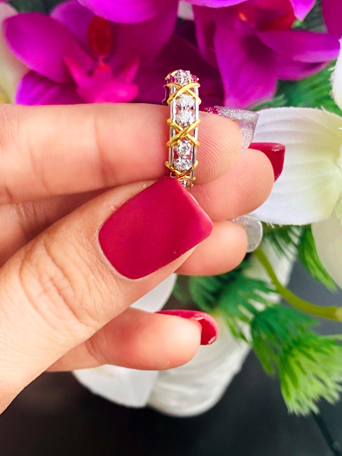 Anello in oro bianco 18 carati con diamanti
  
  Colore e caratura dell'oro: Oro bianco 18kt
  Peso: 2.31 grammi
  
  Pietre circostanti: Diamanti
 1) Diamanti rotondi
  Peso in carati: 0,46 ct (16 pezzi)
  Colore: da F a G
  Chiarezza: Da VS a SI
 
