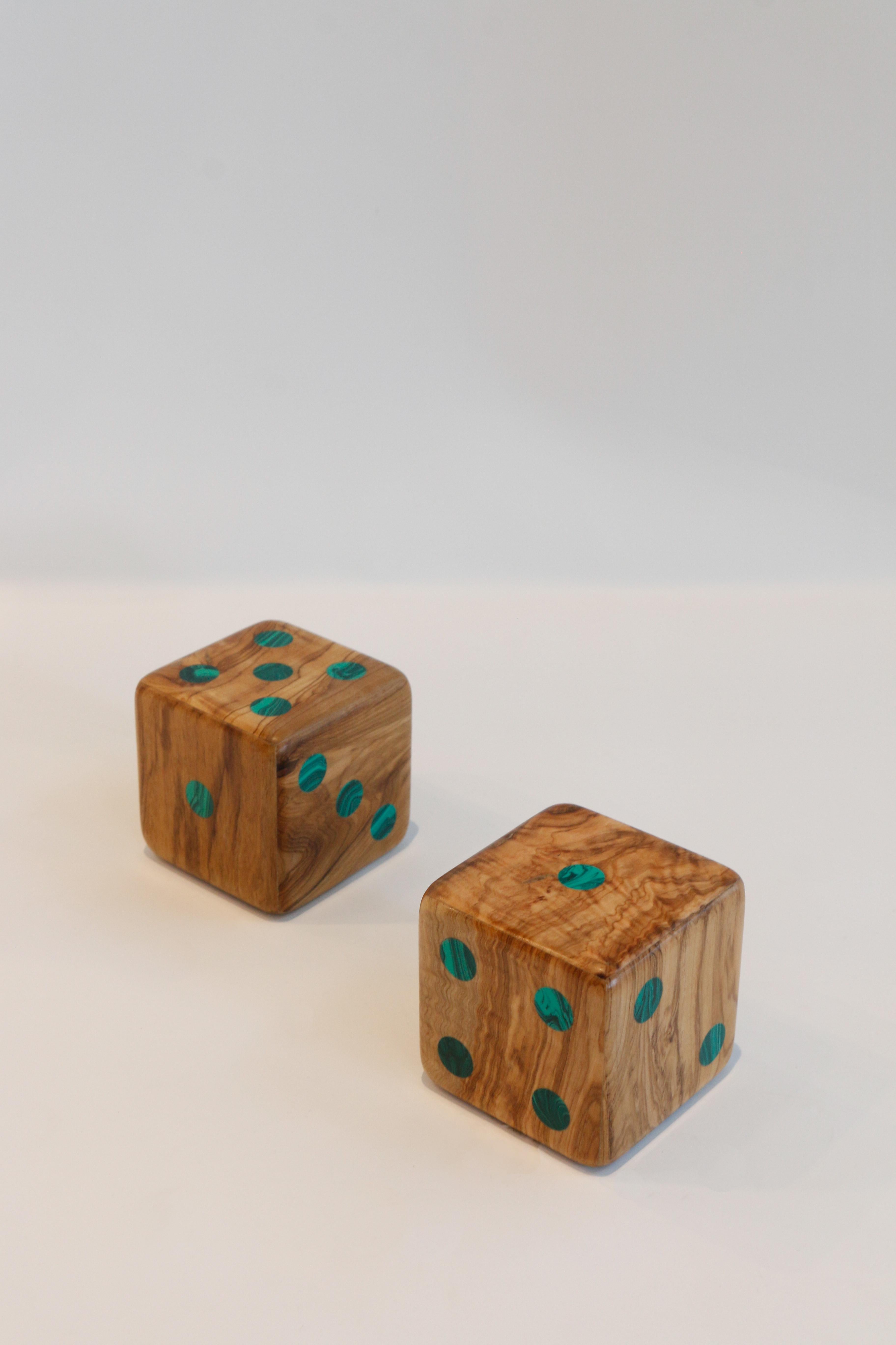 Intagliato a mano Set di due dadi in Wood Wood e Malachite in vendita