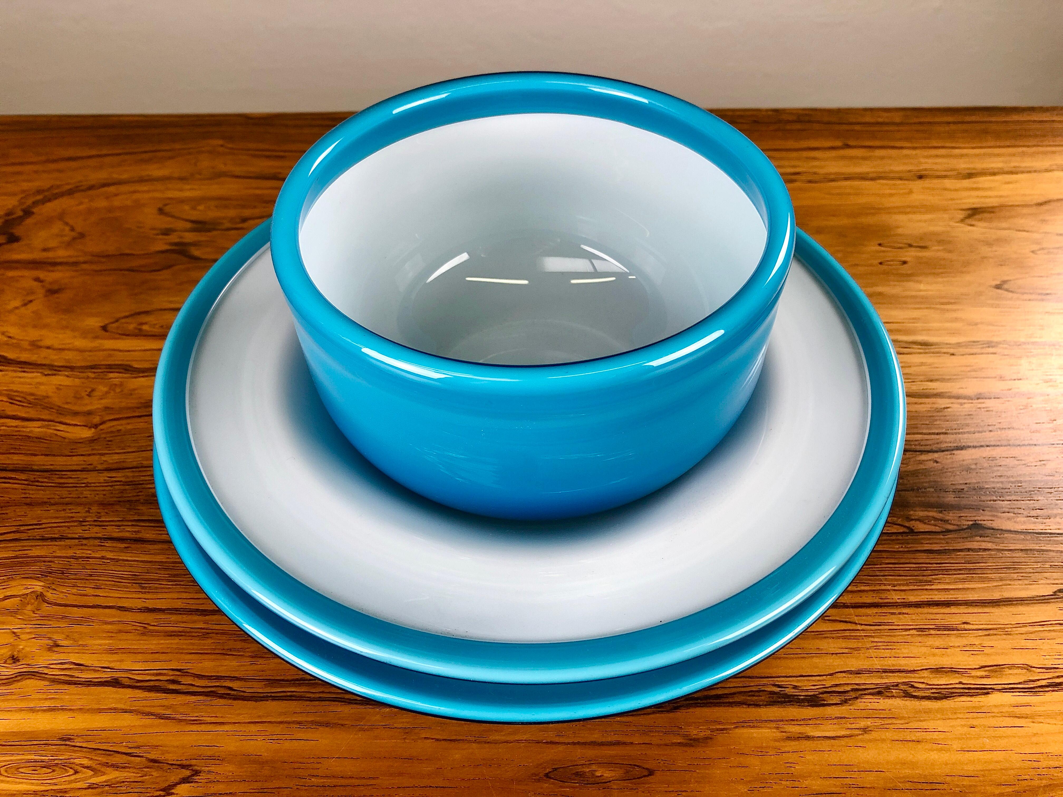 Juego de dos platos y un cuenco de vidrio azul, diseñado por Michael Bang y producido por Holmegaard en la década de 1970.

El conjunto, bien diseñado y con los colores de los años 70, está en muy buen estado.

Michael Bang (1942-2013) era hijo