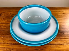 Deux plats et un bol en verre bleu soufflé à la main de Michael Bang pour Holmegaard
