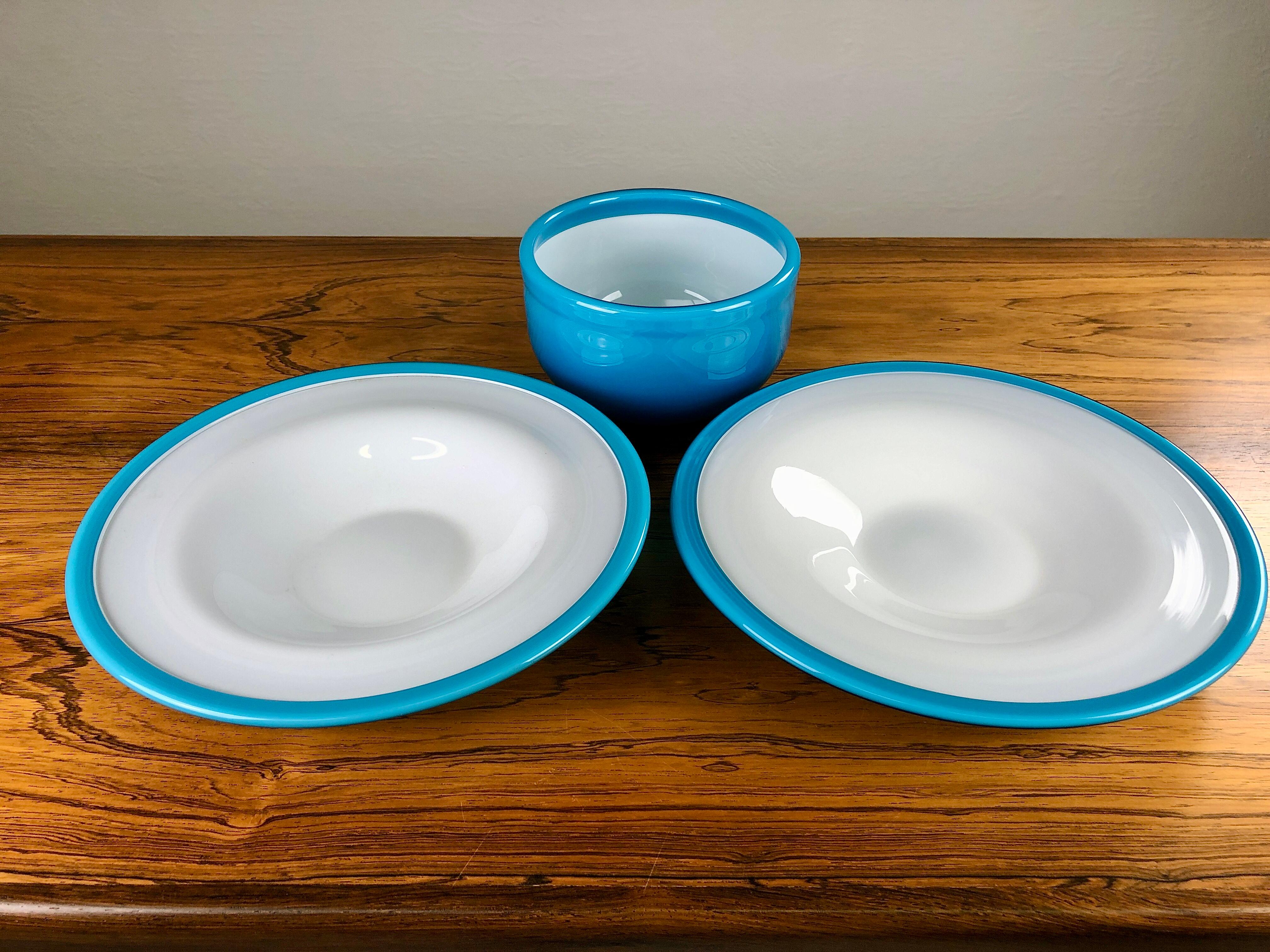 Scandinave moderne Deux plats et un bol en verre bleu soufflé à la main de Michael Bang pour Holmegaard en vente