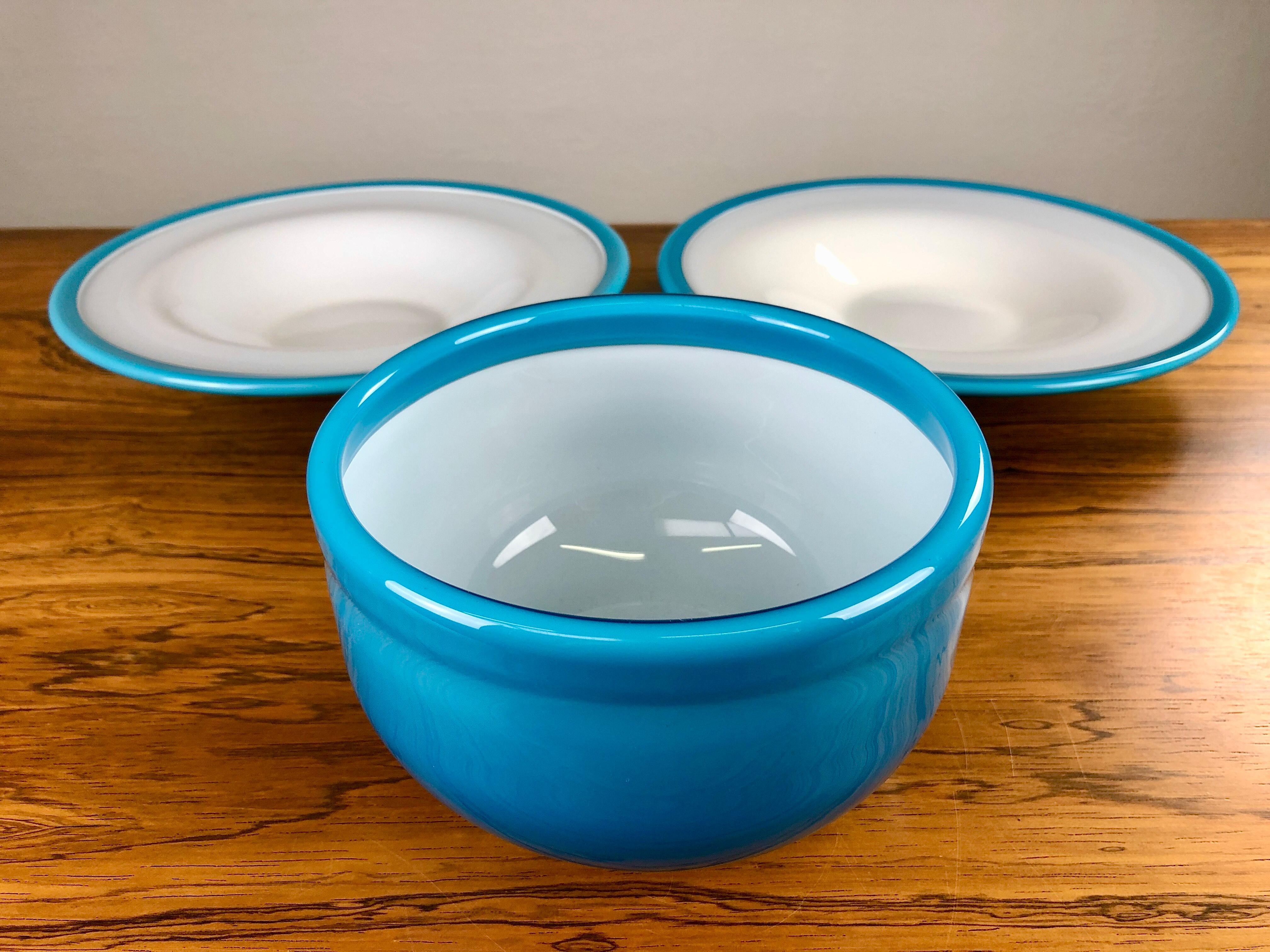 Fin du 20e siècle Deux plats et un bol en verre bleu soufflé à la main de Michael Bang pour Holmegaard en vente